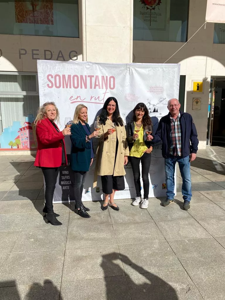 Susana Oliván, Lorena Orduna, Nuria Mur, Clara Bosch y Leo Carranza abren el Somontano en Ruta en la plaza López Allué
