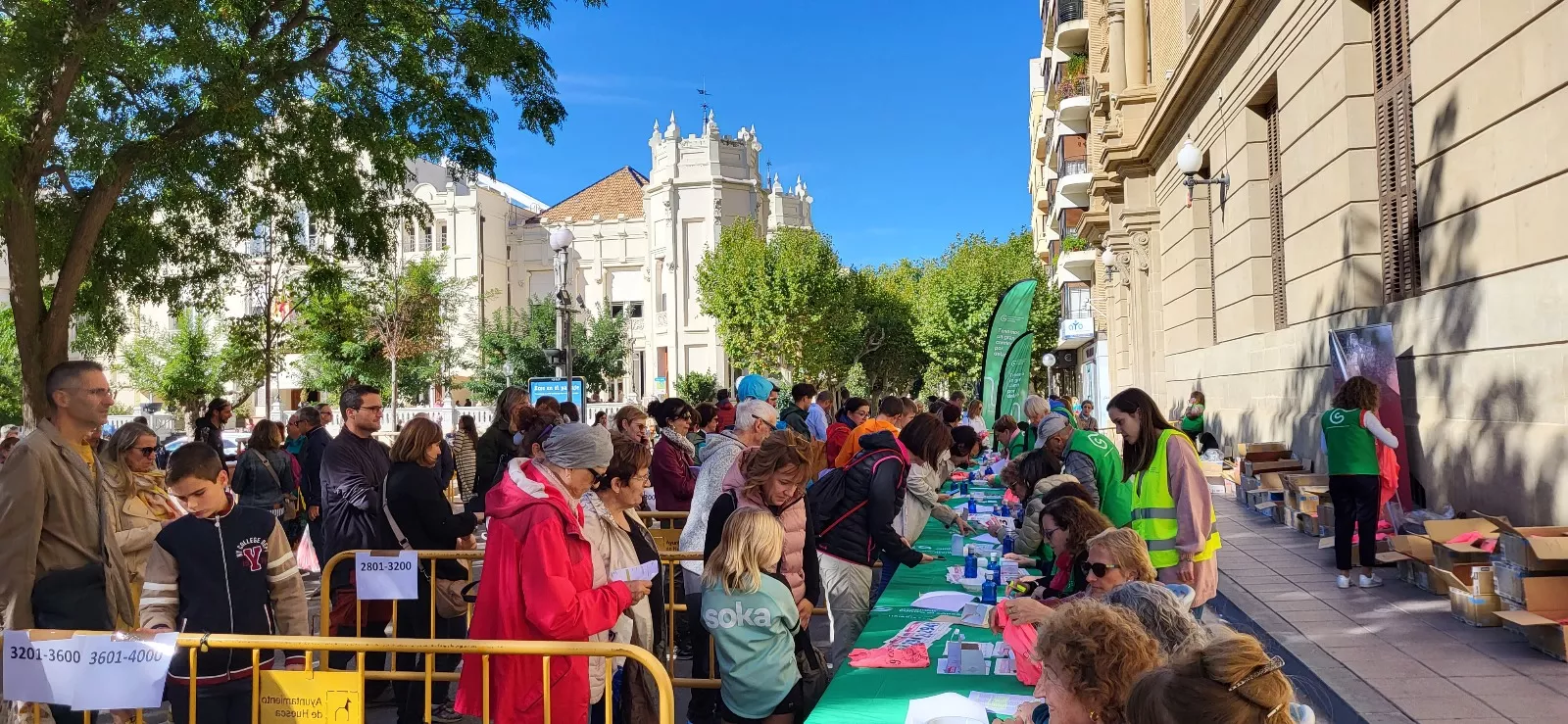 La retirada de dorsales y camisetas para la Carrera Huesca contra el Cáncer se ha vivido como una fiesta. Foto Mercedes Manterola La retirada de dorsales y camisetas para la Carrera Huesca contra el Cáncer se ha vivido como una fiesta. Foto Mercedes Manterola