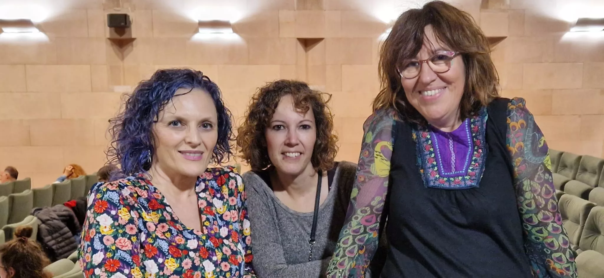 Isabel do Campo, a la izquierda, ha compartido en Huesca sus aprendizajes en rodaje de "Piratas y libélulas". Foto Myriam Martínez