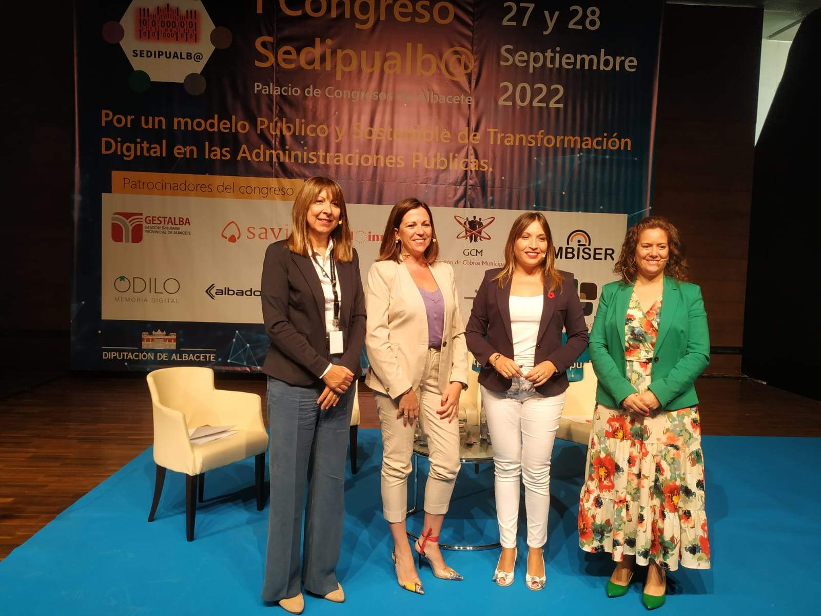 Berta Fernández, a la izquierda, durante su participación en el I Congreso Sedipualb@