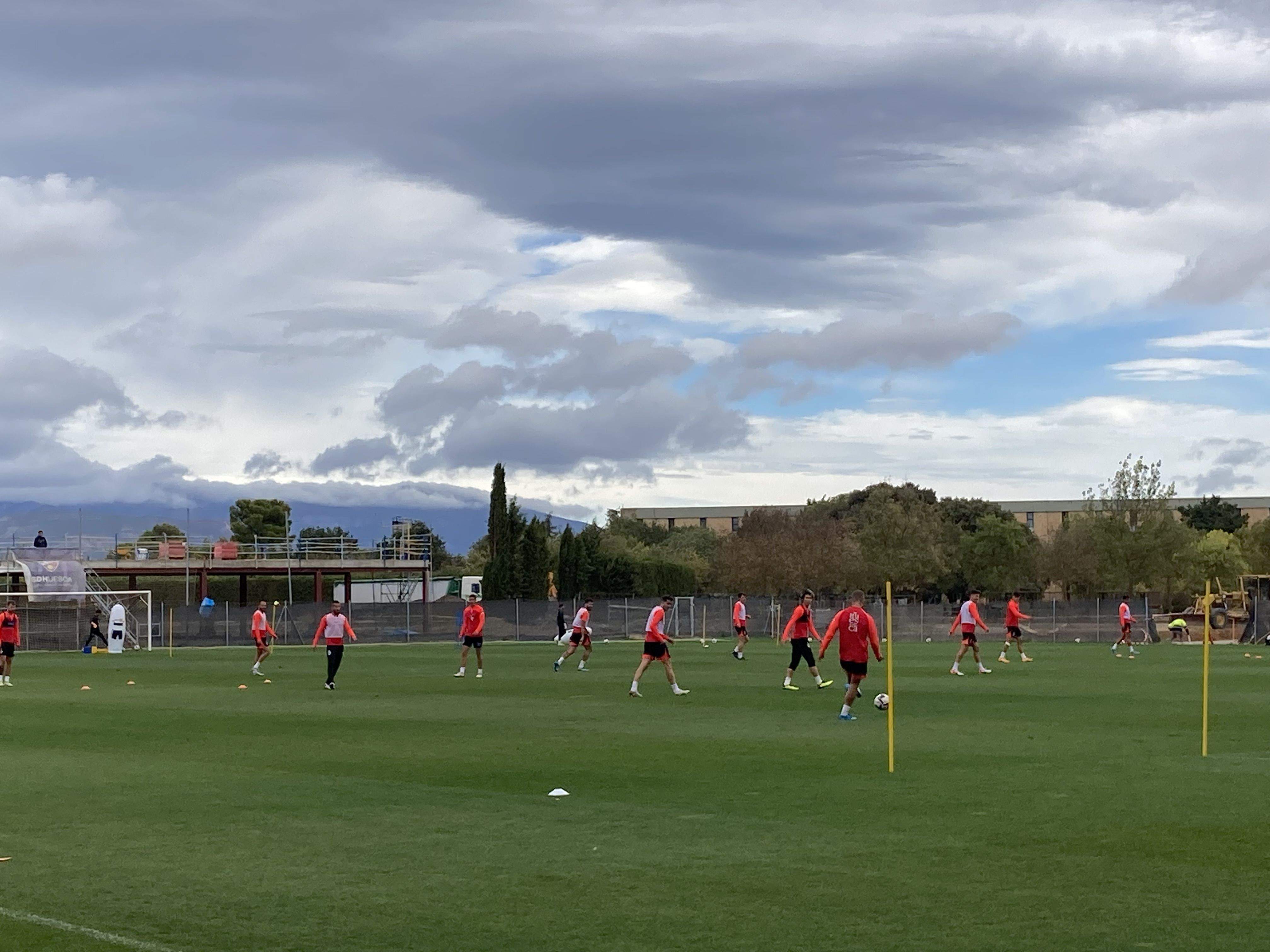 Un momento del entrenamiento del Huesca de este martes en el IES Pirámide. Foto: Adrián Mora