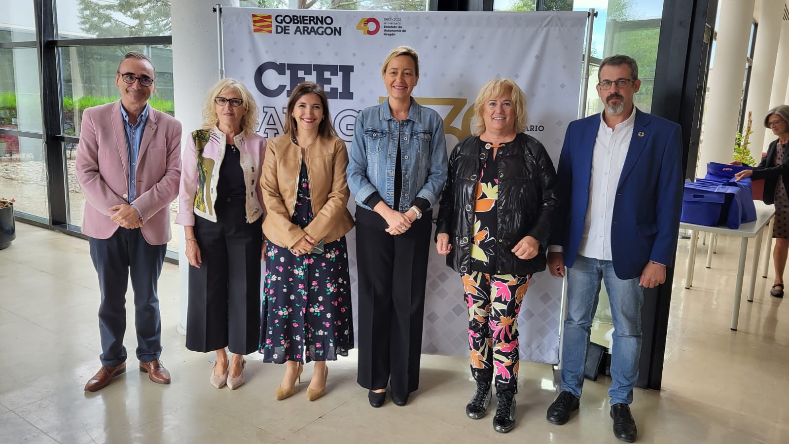 Marta Gastón, entre Miguel Luis Lapeña, Silvia Salazar, Celia García, Carmen Luesma y el concejal Roberto Cacho, en el CEEIAragón de Huesca.