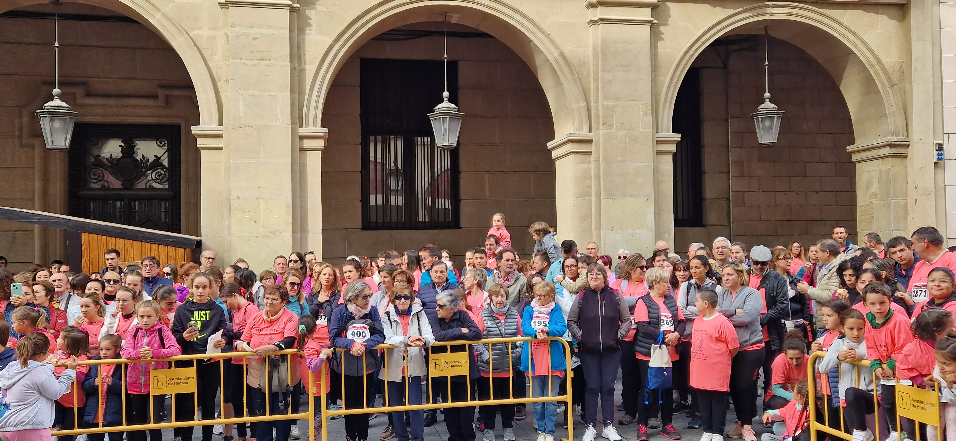 Asistentes a la IX Carrera Huesca Contra el Cáncer. Foto Myriam Martínez