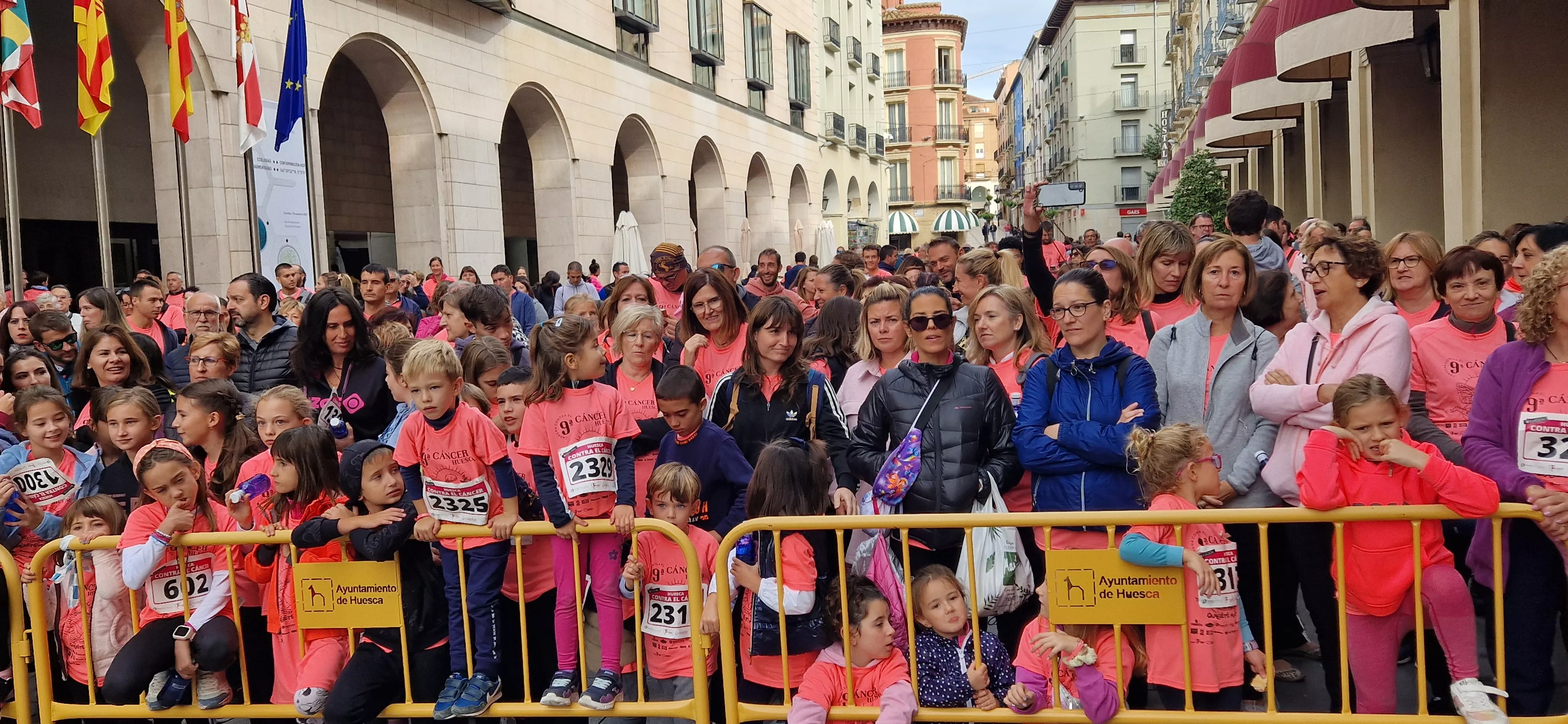 Asistentes a la IX Carrera Huesca Contra el Cáncer. Foto Myriam Martínez