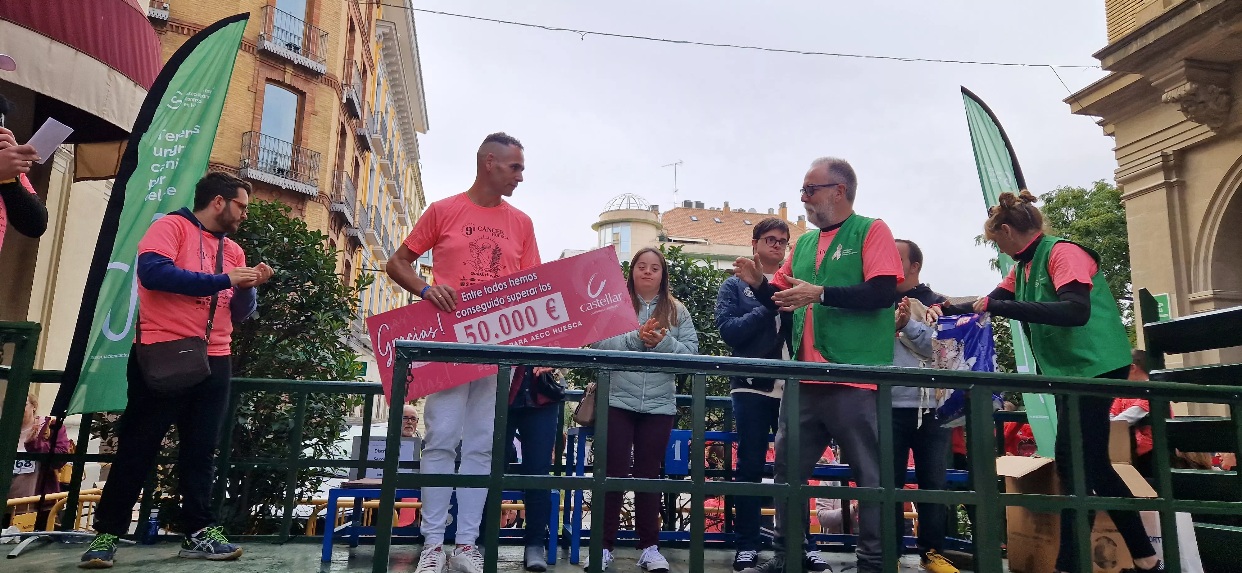Carpintería Castellar ha donado un total de 50.000 euros a la AECC en el marco de esta carrera. Foto Myriam Martínez
