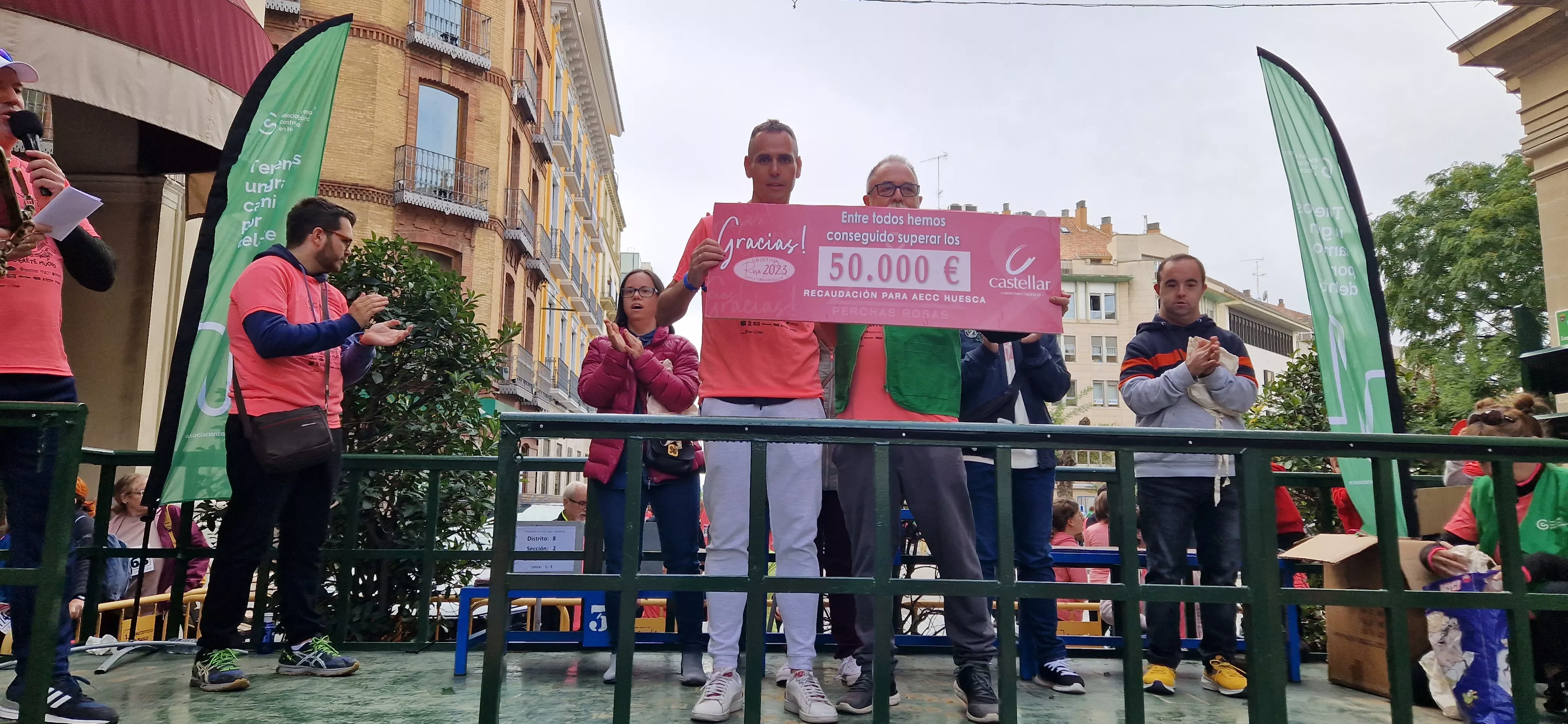 Carpintería Castellar ha donado un total de 50.000 euros a la AECC en el marco de esta carrera. Foto Myriam Martínez