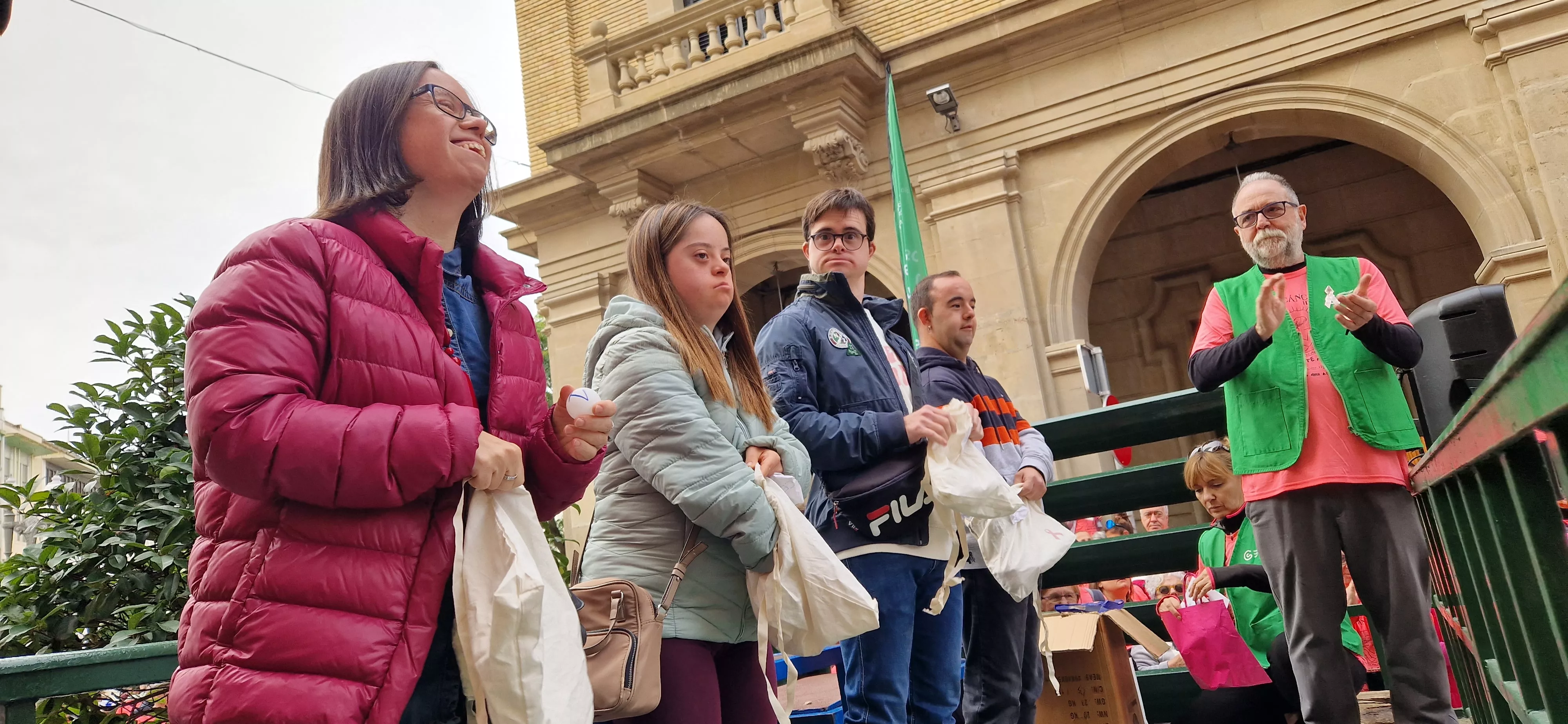 La Asociación Down Huesca colaboró de nuevo en la entrega de regalos. Foto Myriam Martínez