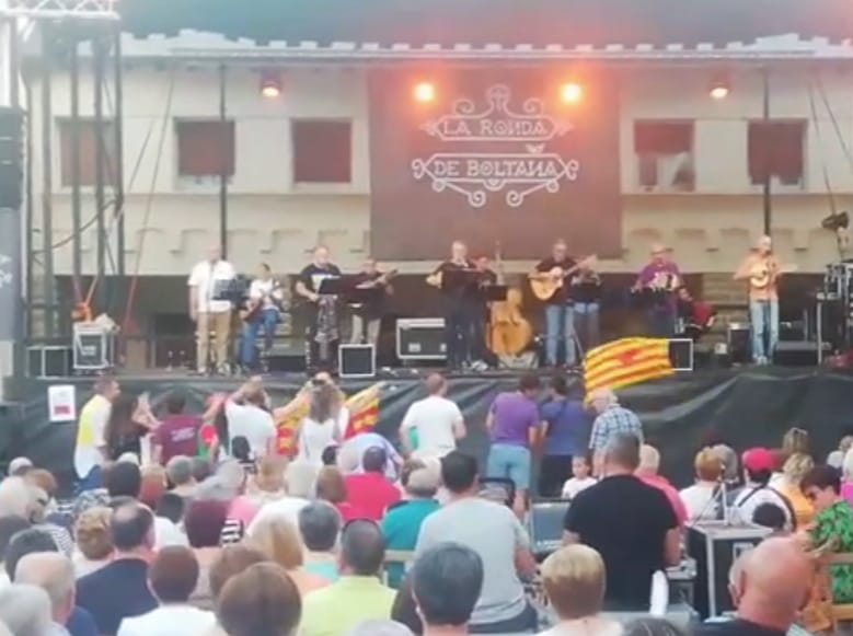 Actuación de la Ronda de Boltaña en la plaza de España