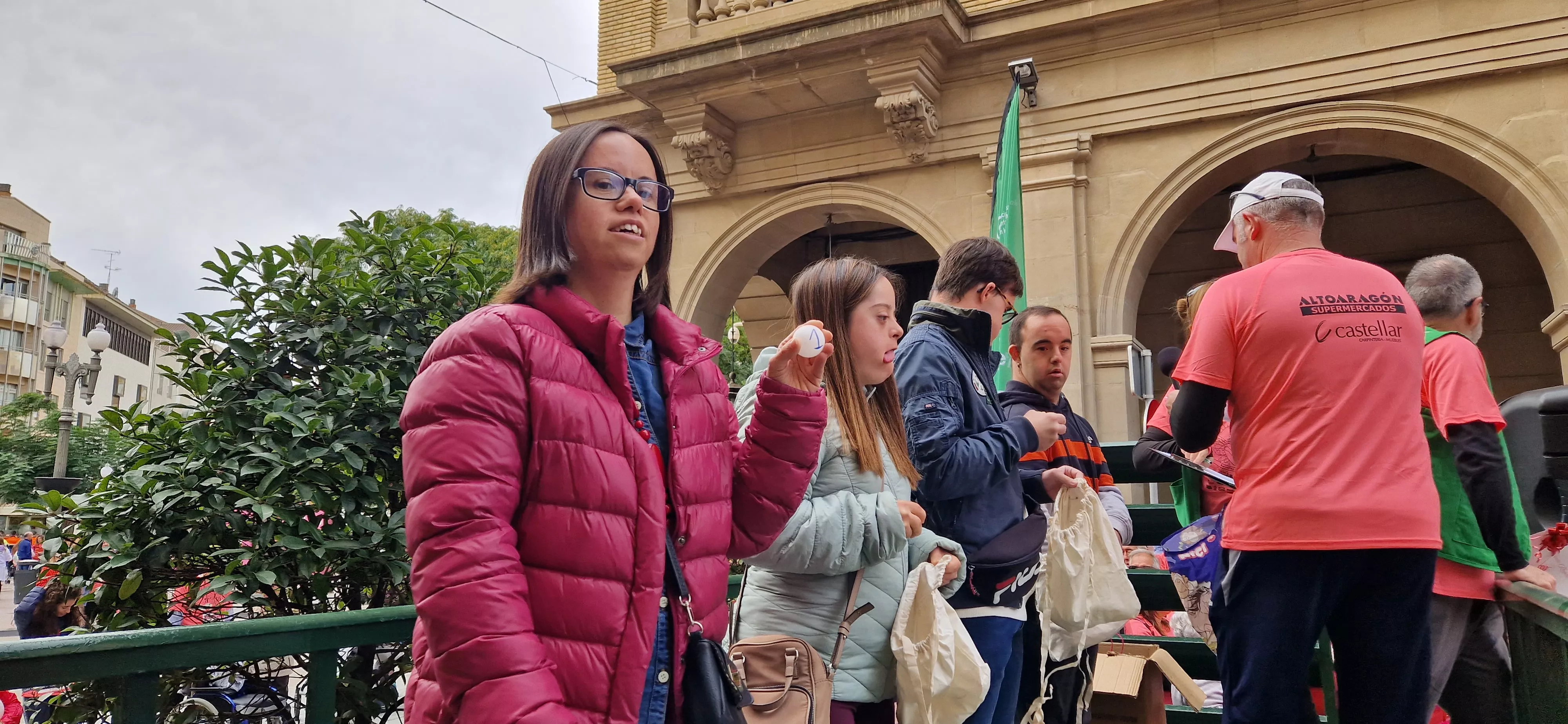 La Asociación Down Huesca colaboró de nuevo en la entrega de regalos. Foto Myriam Martínez