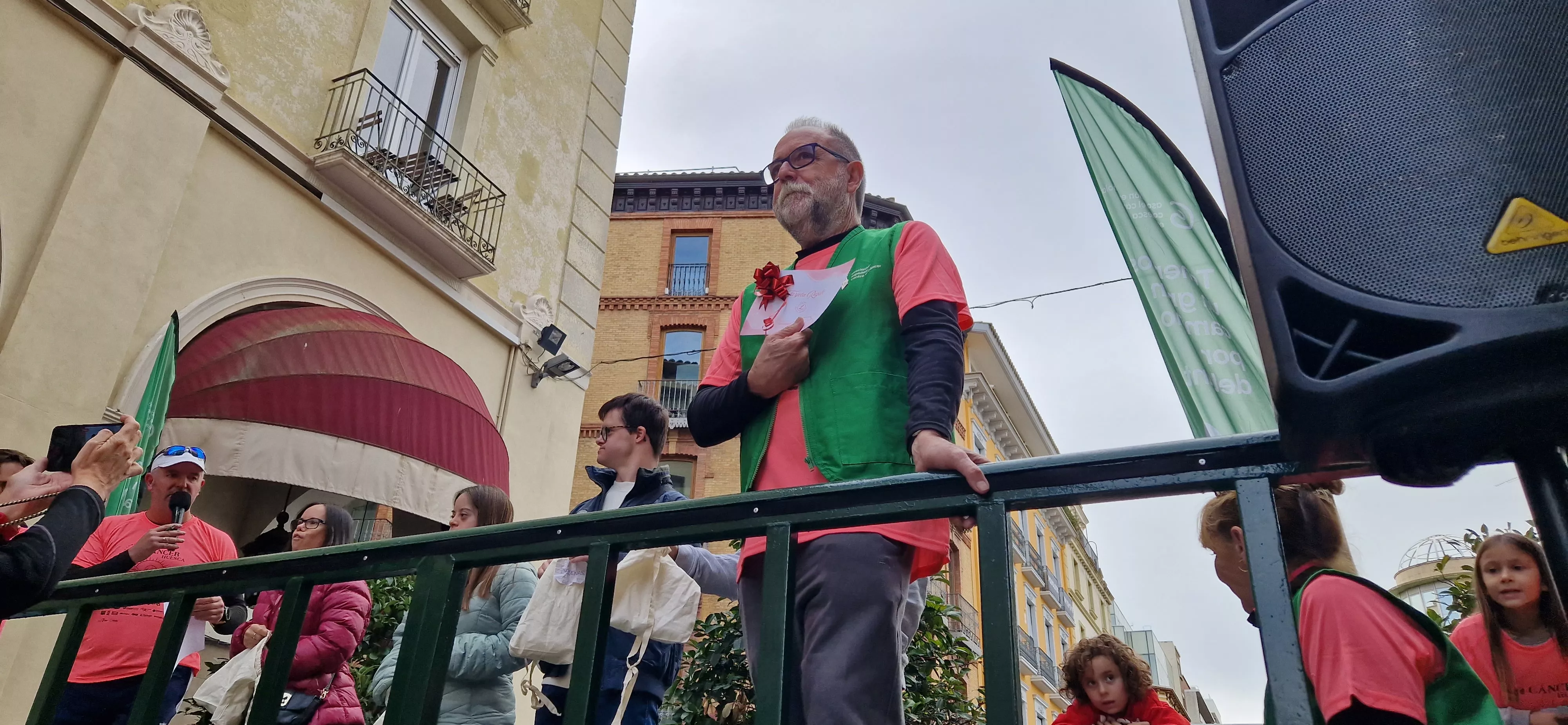 El presidente de la AECC Huesca, José Manuel Ramón y Cajal, al frente de toda la actividad. Foto Myriam Martínez