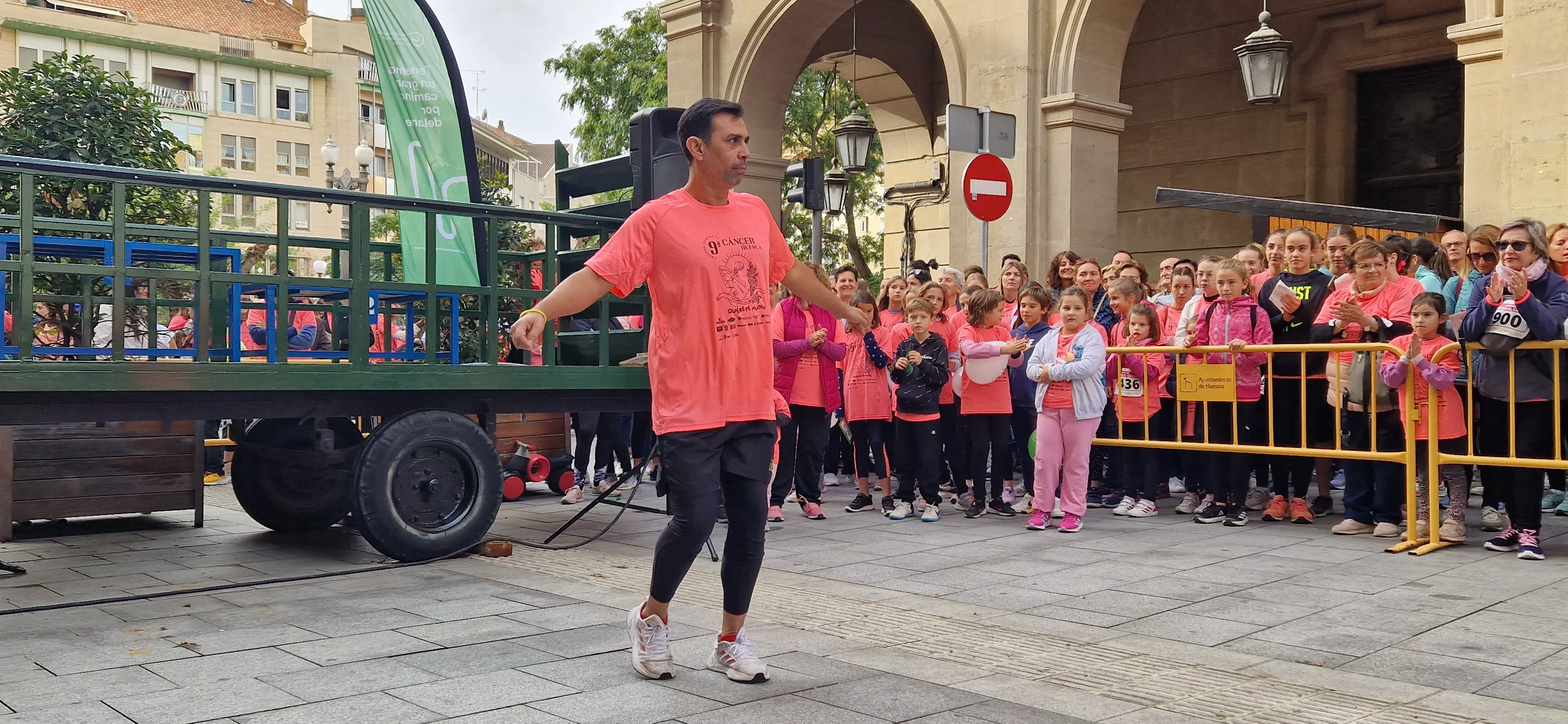 Baile para finalizar la IX Carrera Huesca Contra el Cáncer. Foto Myriam Martínez