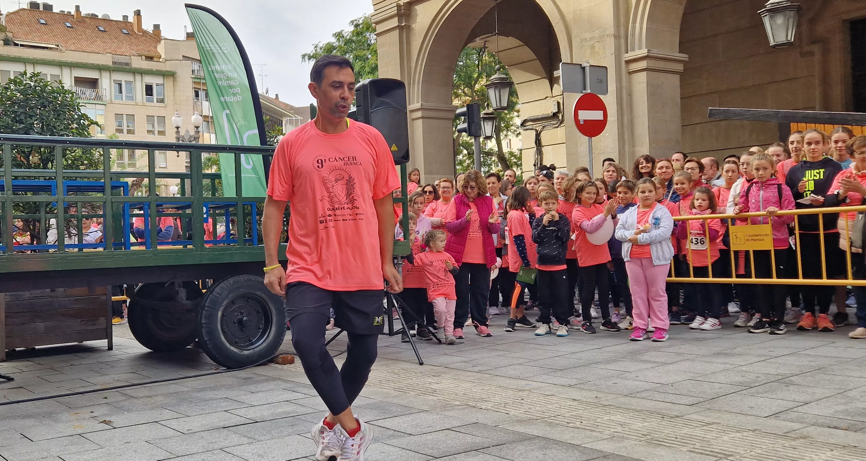 Baile para finalizar la IX Carrera Huesca Contra el Cáncer. Foto Myriam Martínez