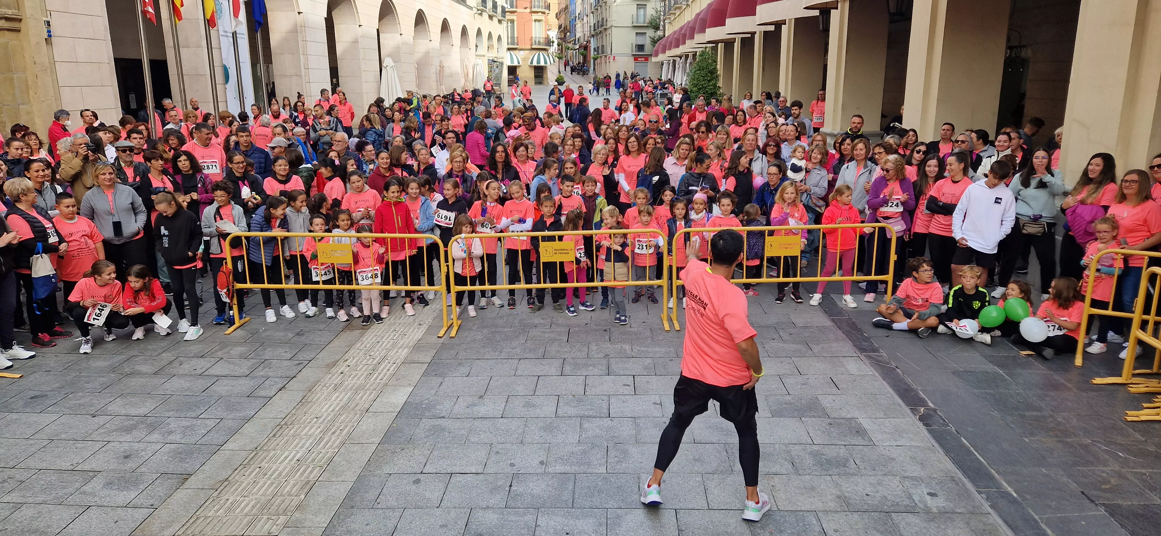 Baile para finalizar la IX Carrera Huesca Contra el Cáncer. Foto Myriam Martínez