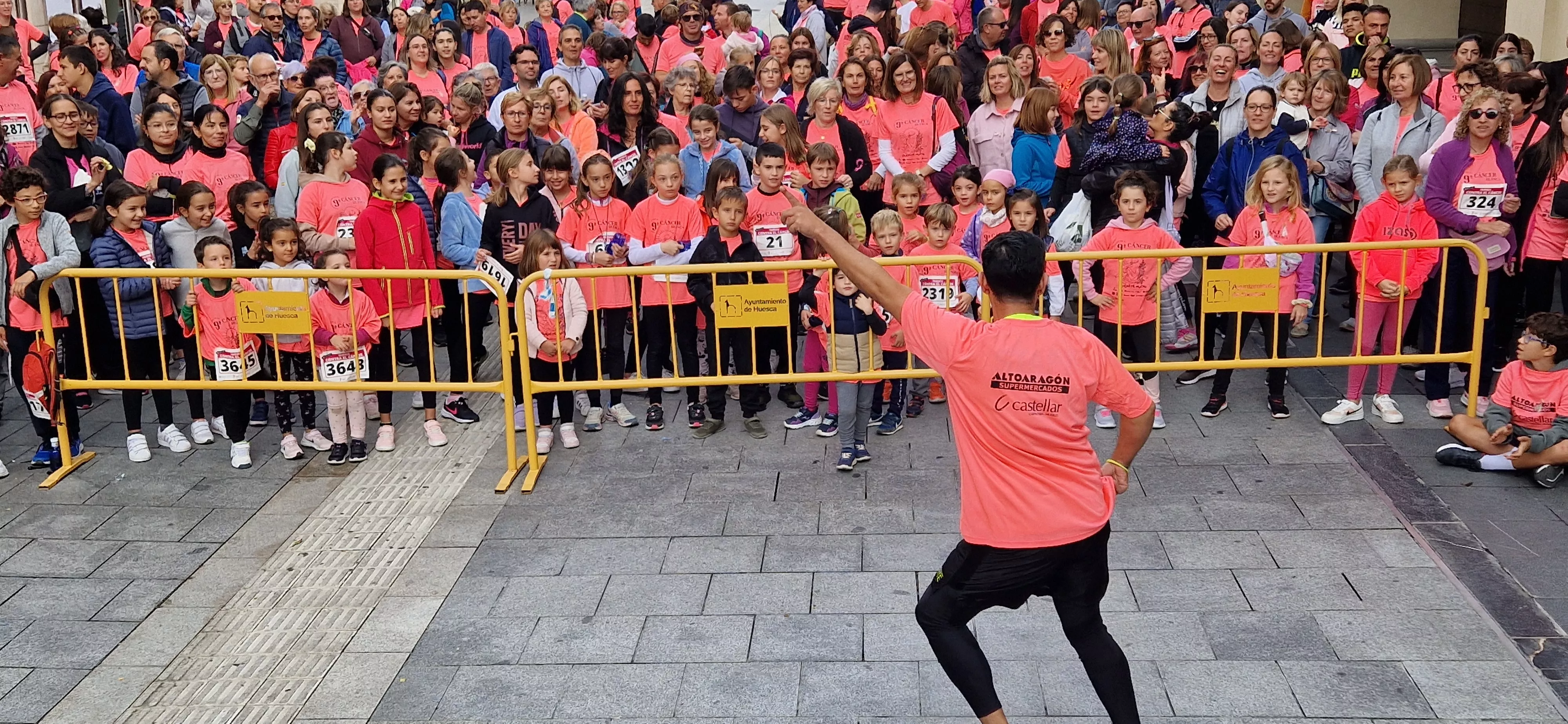 Baile para finalizar la IX Carrera Huesca Contra el Cáncer. Foto Myriam Martínez
