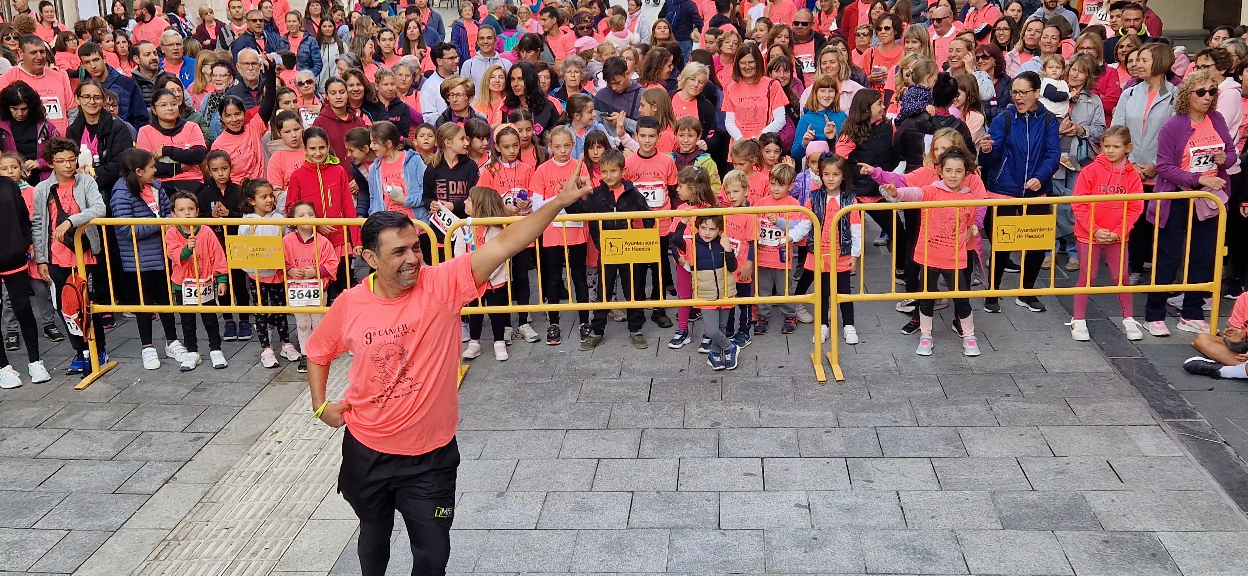 Baile para finalizar la IX Carrera Huesca Contra el Cáncer. Foto Myriam Martínez