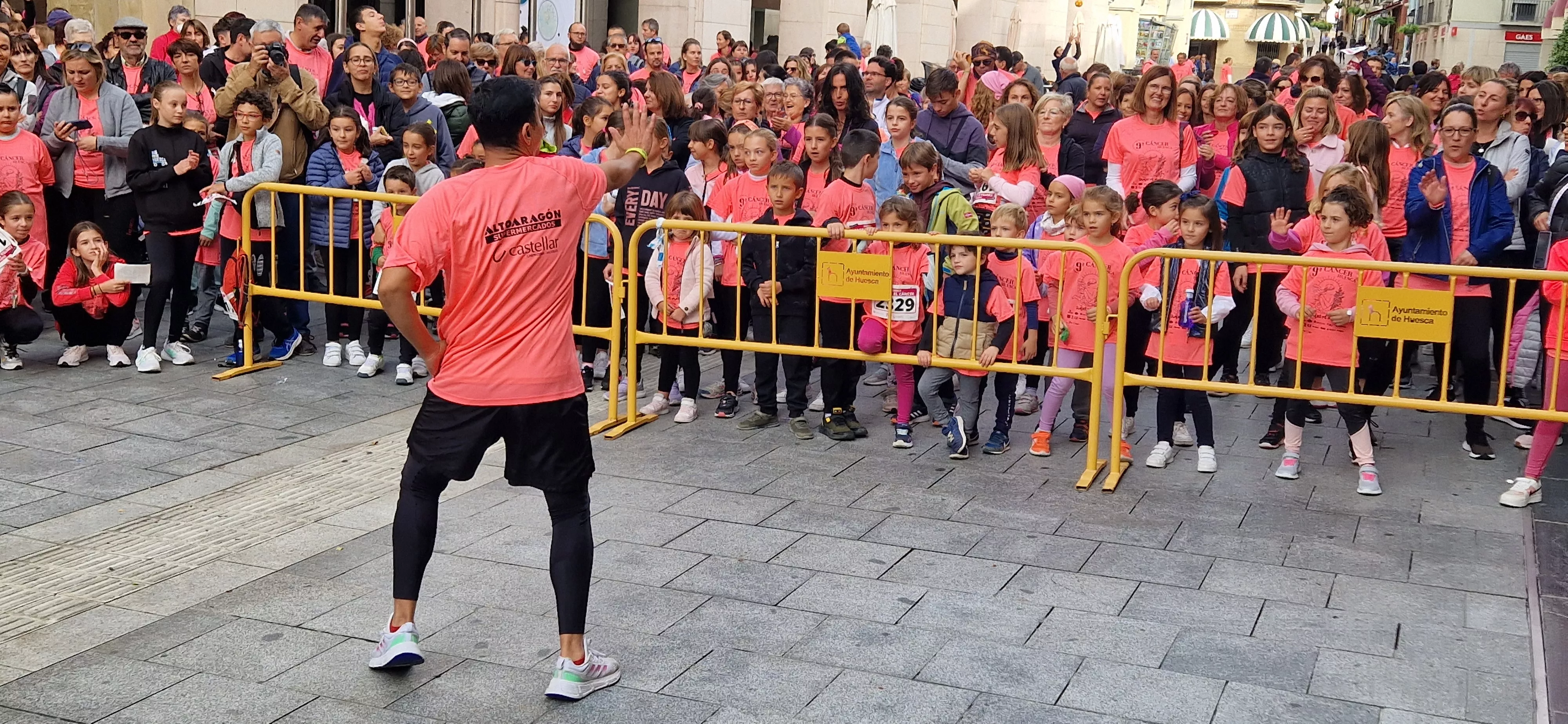 Baile para finalizar la IX Carrera Huesca Contra el Cáncer. Foto Myriam Martínez