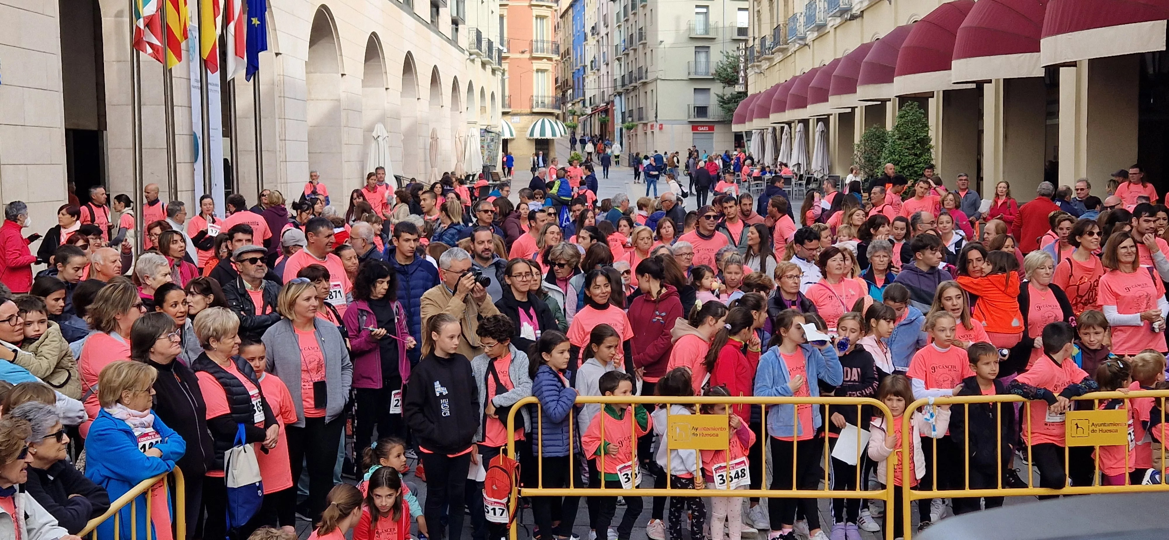 Baile para finalizar la IX Carrera Huesca Contra el Cáncer. Foto Myriam Martínez
