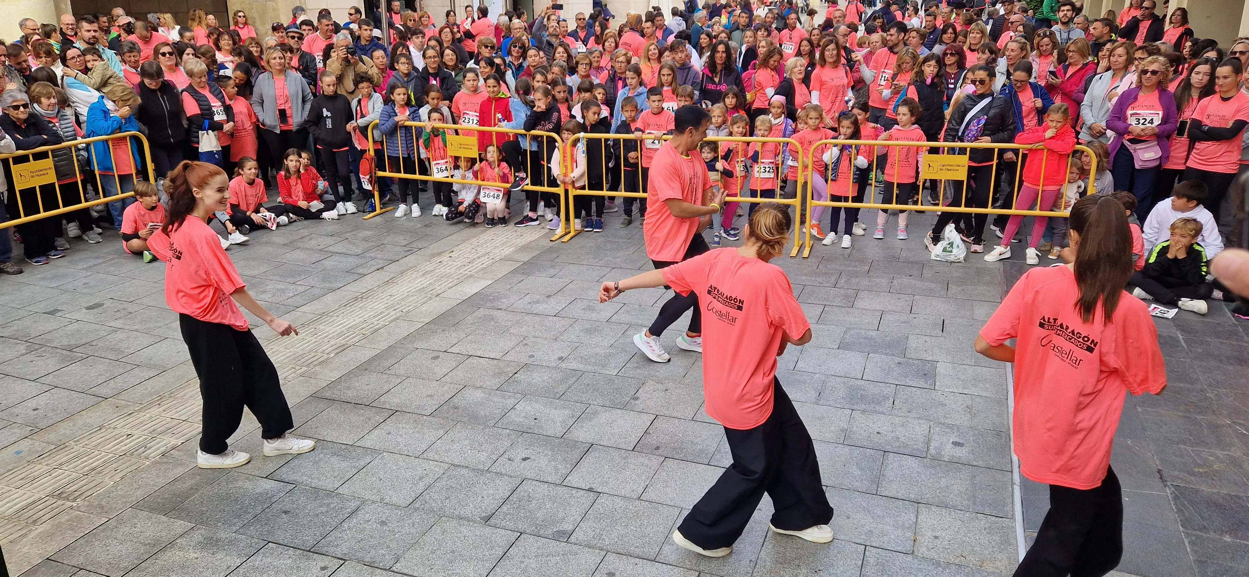 Baile para finalizar la IX Carrera Huesca Contra el Cáncer. Foto Myriam Martínez
