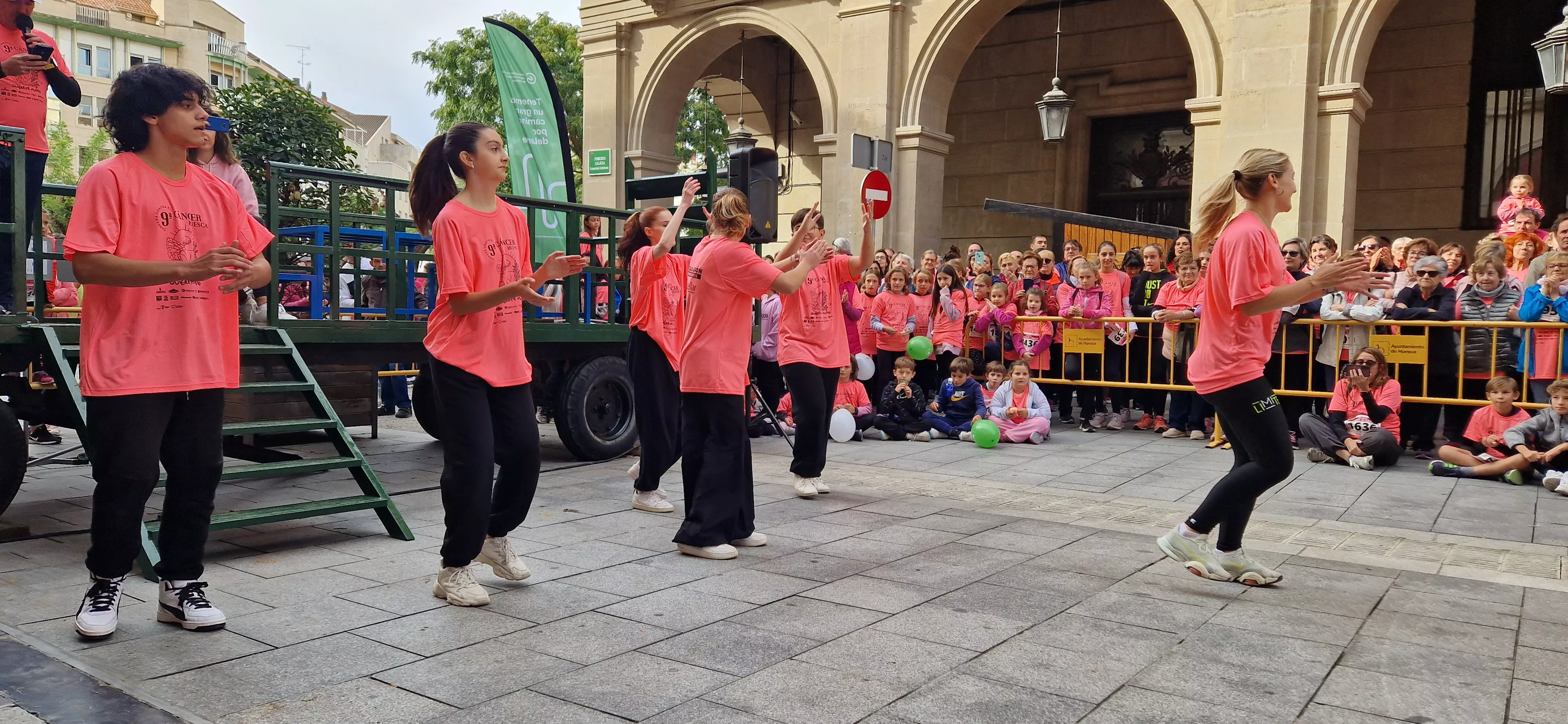 Baile para finalizar la IX Carrera Huesca Contra el Cáncer. Foto Myriam Martínez