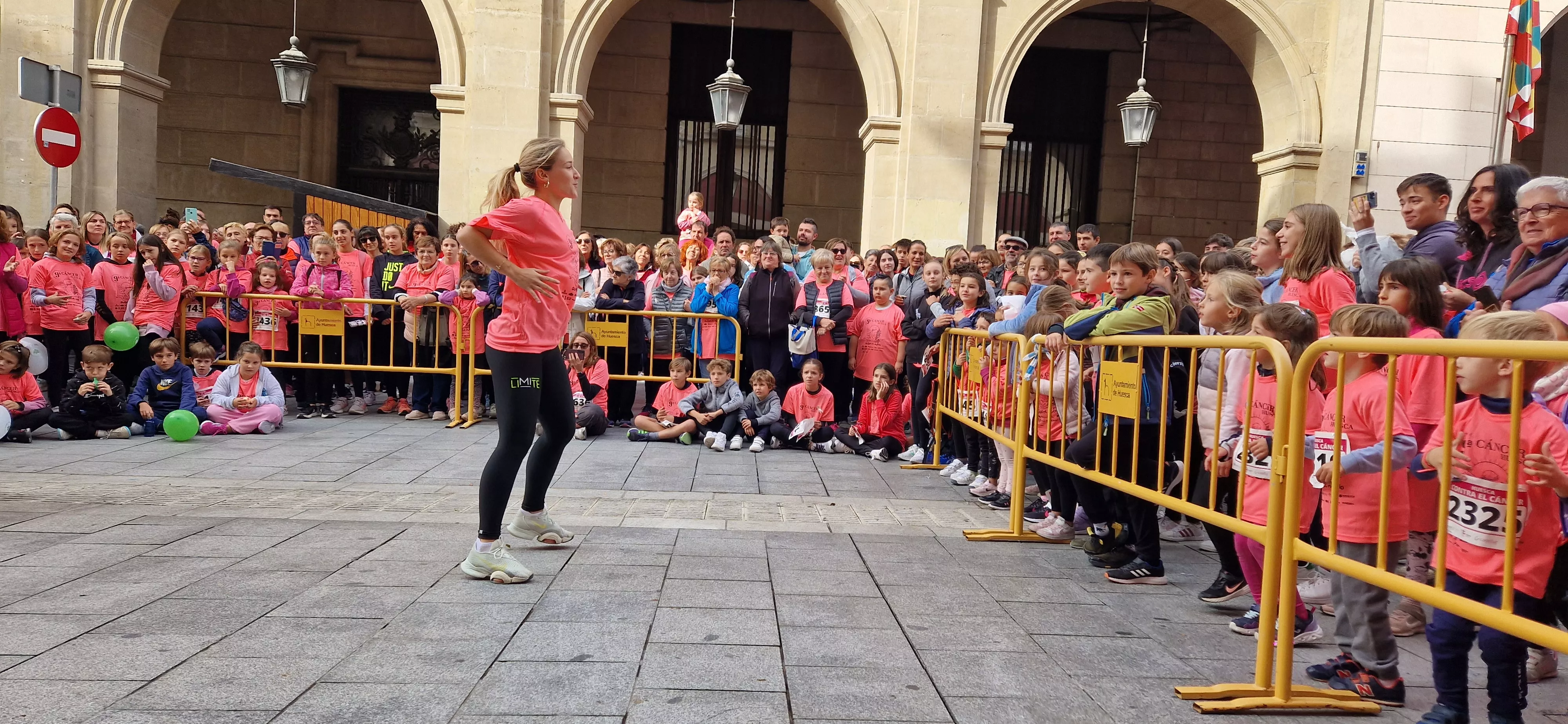 Baile para finalizar la IX Carrera Huesca Contra el Cáncer. Foto Myriam Martínez
