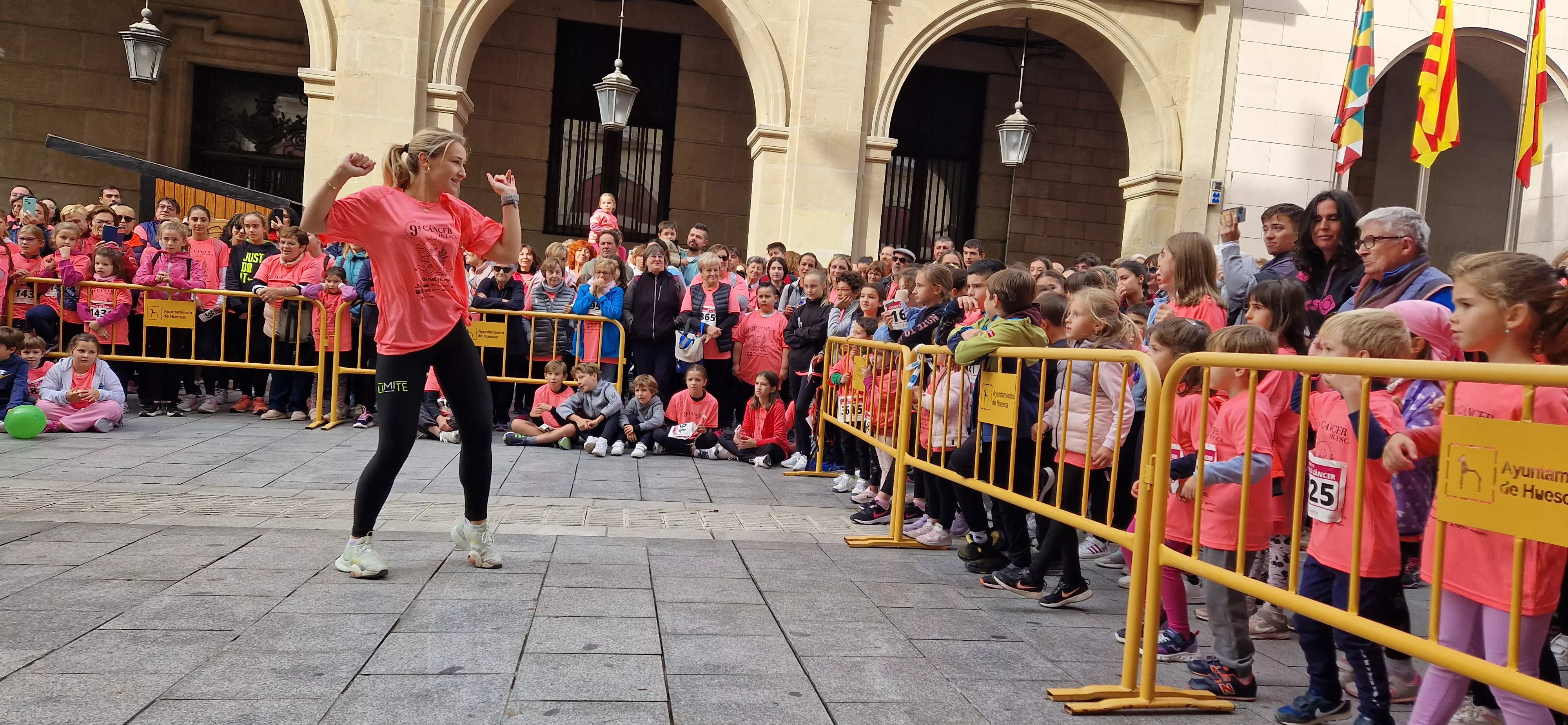 Baile para finalizar la IX Carrera Huesca Contra el Cáncer. Foto Myriam Martínez