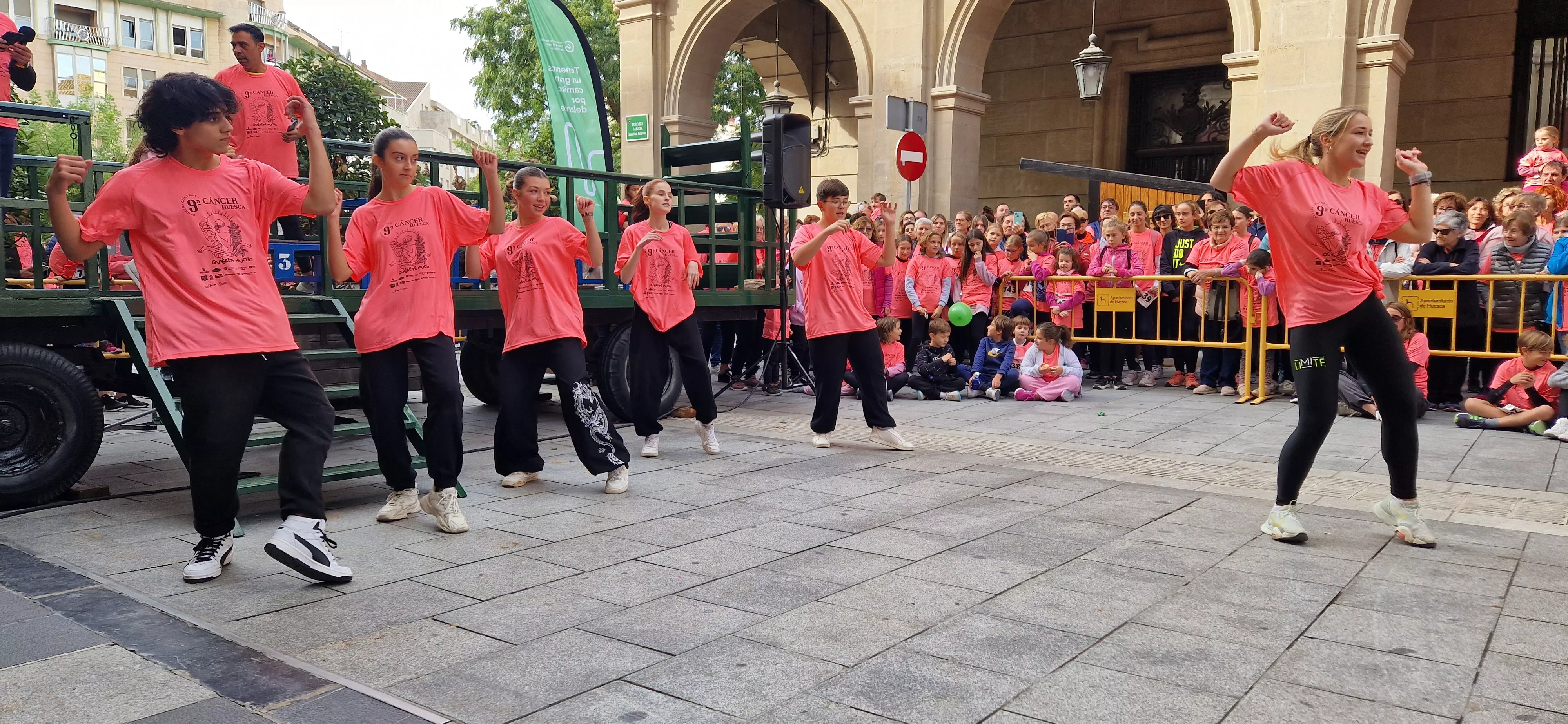 Baile para finalizar la IX Carrera Huesca Contra el Cáncer. Foto Myriam Martínez