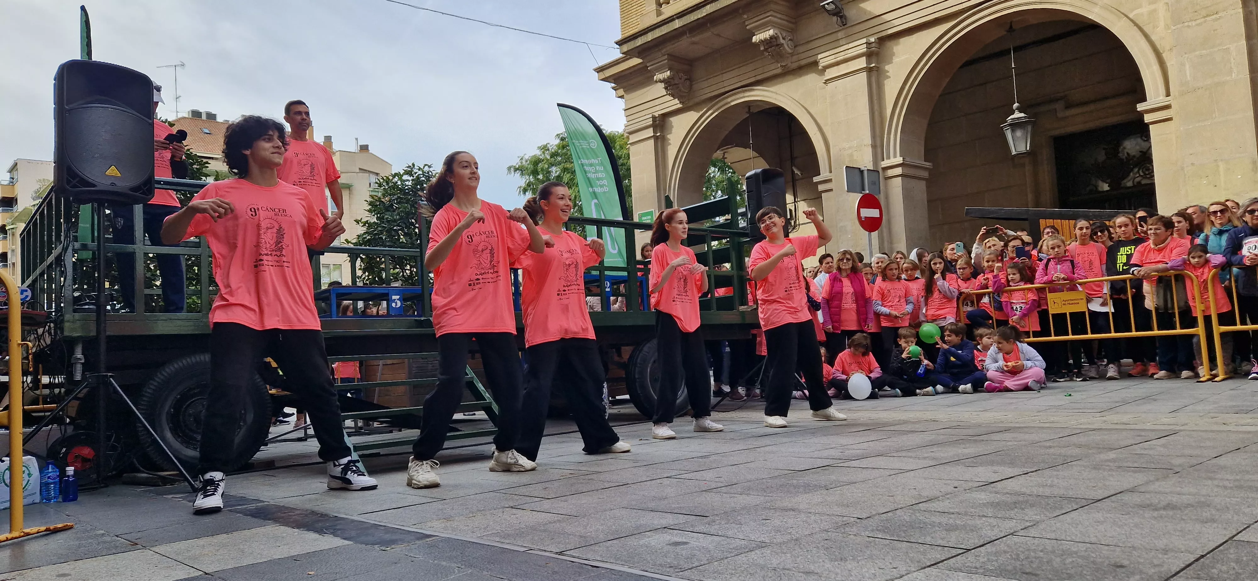 Baile para finalizar la IX Carrera Huesca Contra el Cáncer. Foto Myriam Martínez