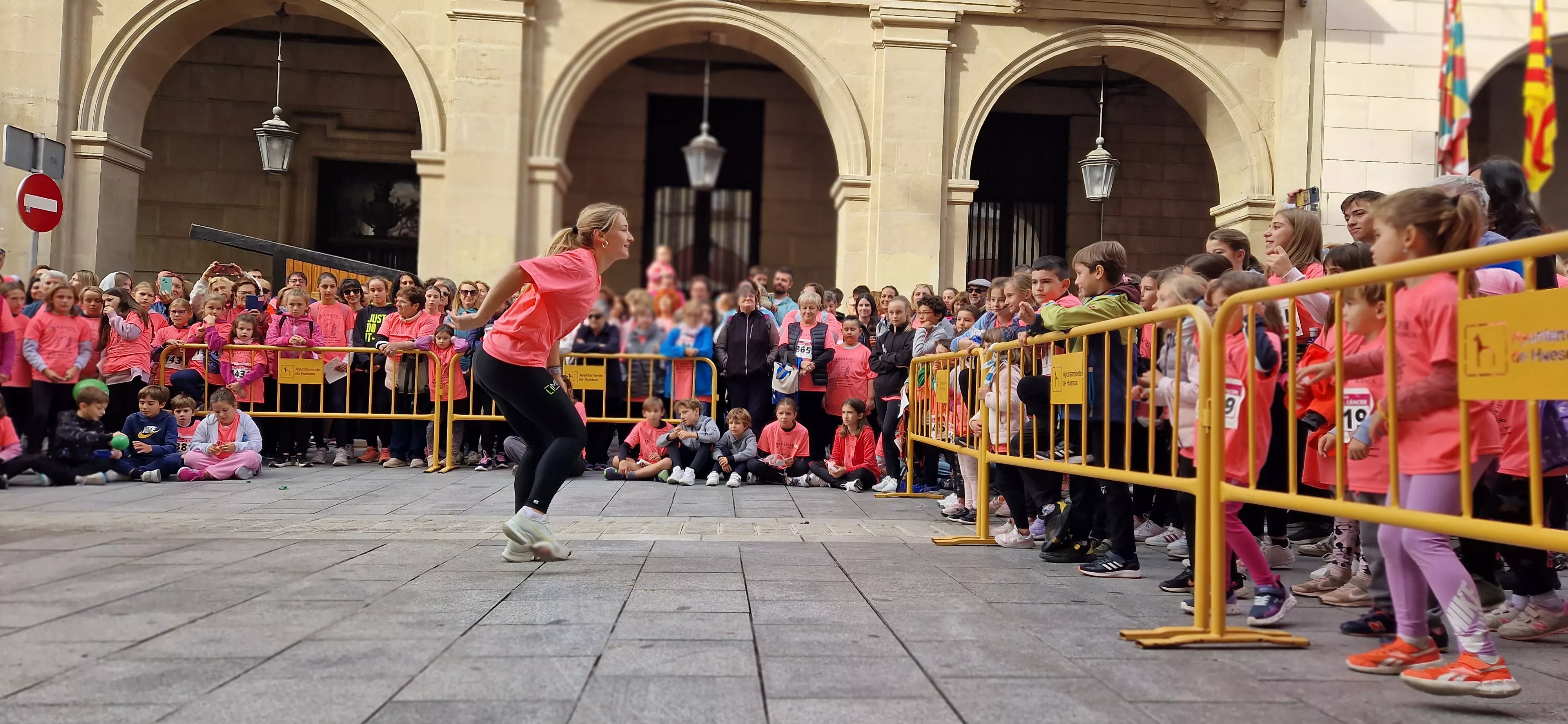 Baile para finalizar la IX Carrera Huesca Contra el Cáncer. Foto Myriam Martínez