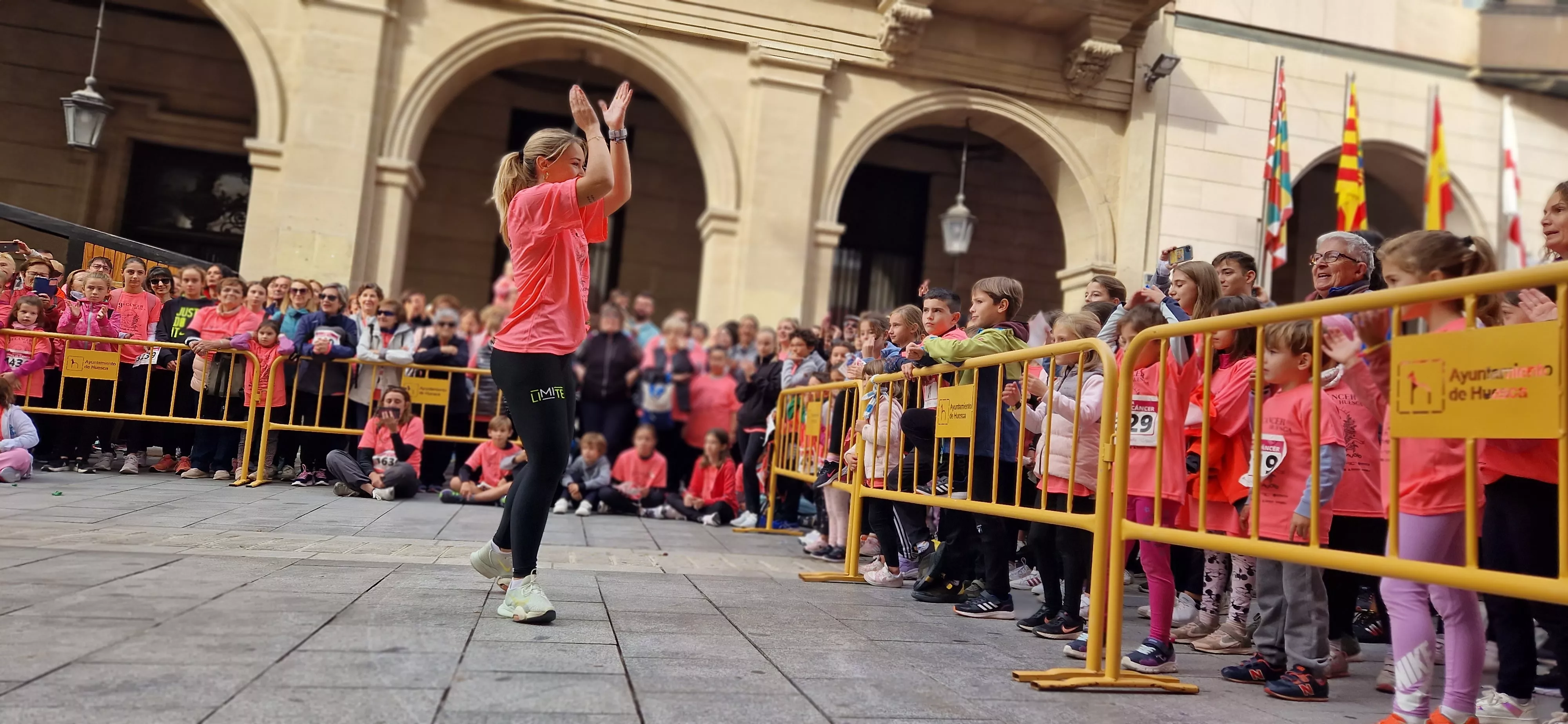 Baile para finalizar la IX Carrera Huesca Contra el Cáncer. Foto Myriam Martínez