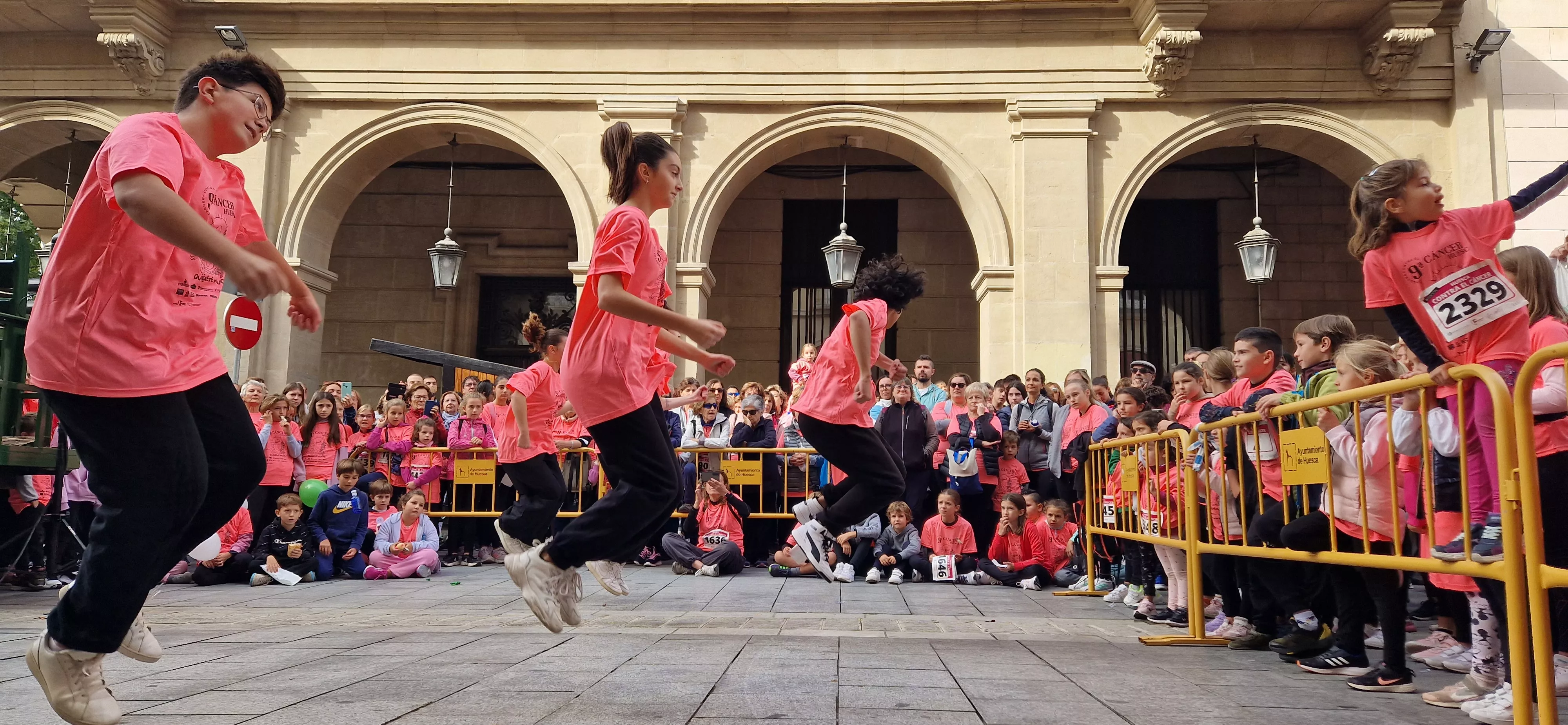 Baile para finalizar la IX Carrera Huesca Contra el Cáncer. Foto Myriam Martínez