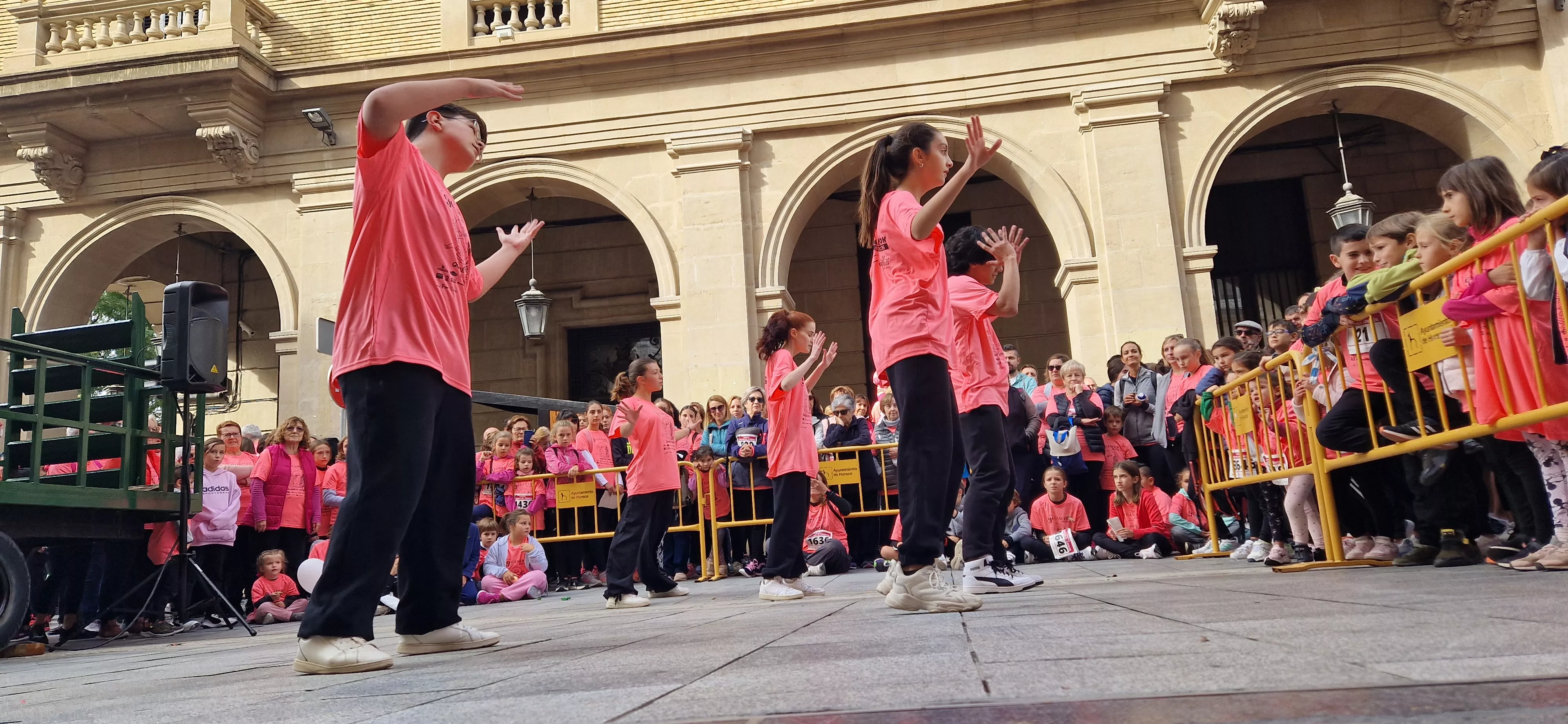 Baile para finalizar la IX Carrera Huesca Contra el Cáncer. Foto Myriam Martínez