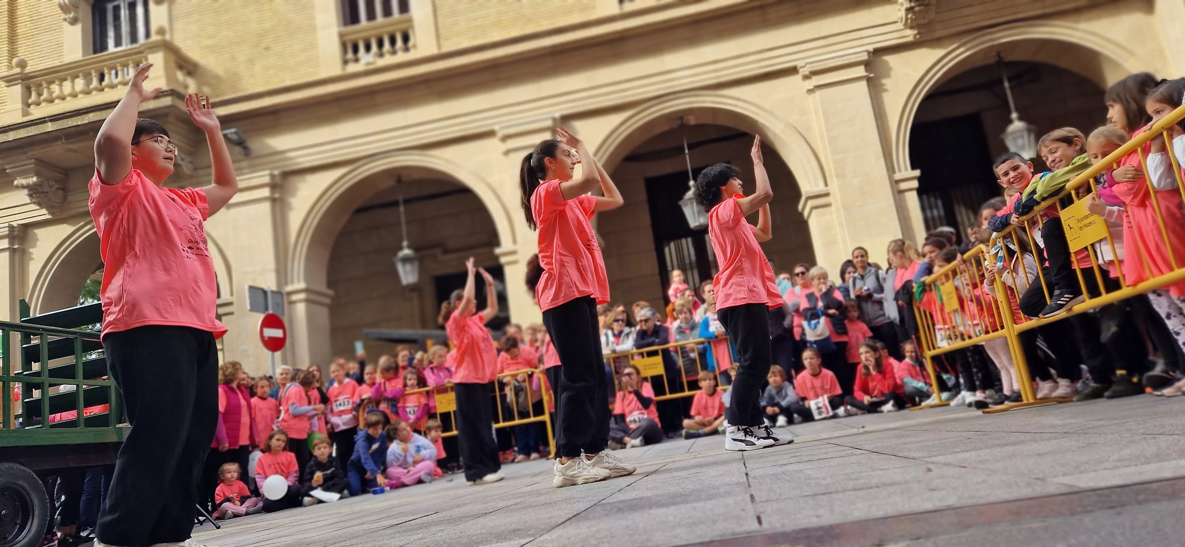 Baile para finalizar la IX Carrera Huesca Contra el Cáncer. Foto Myriam Martínez