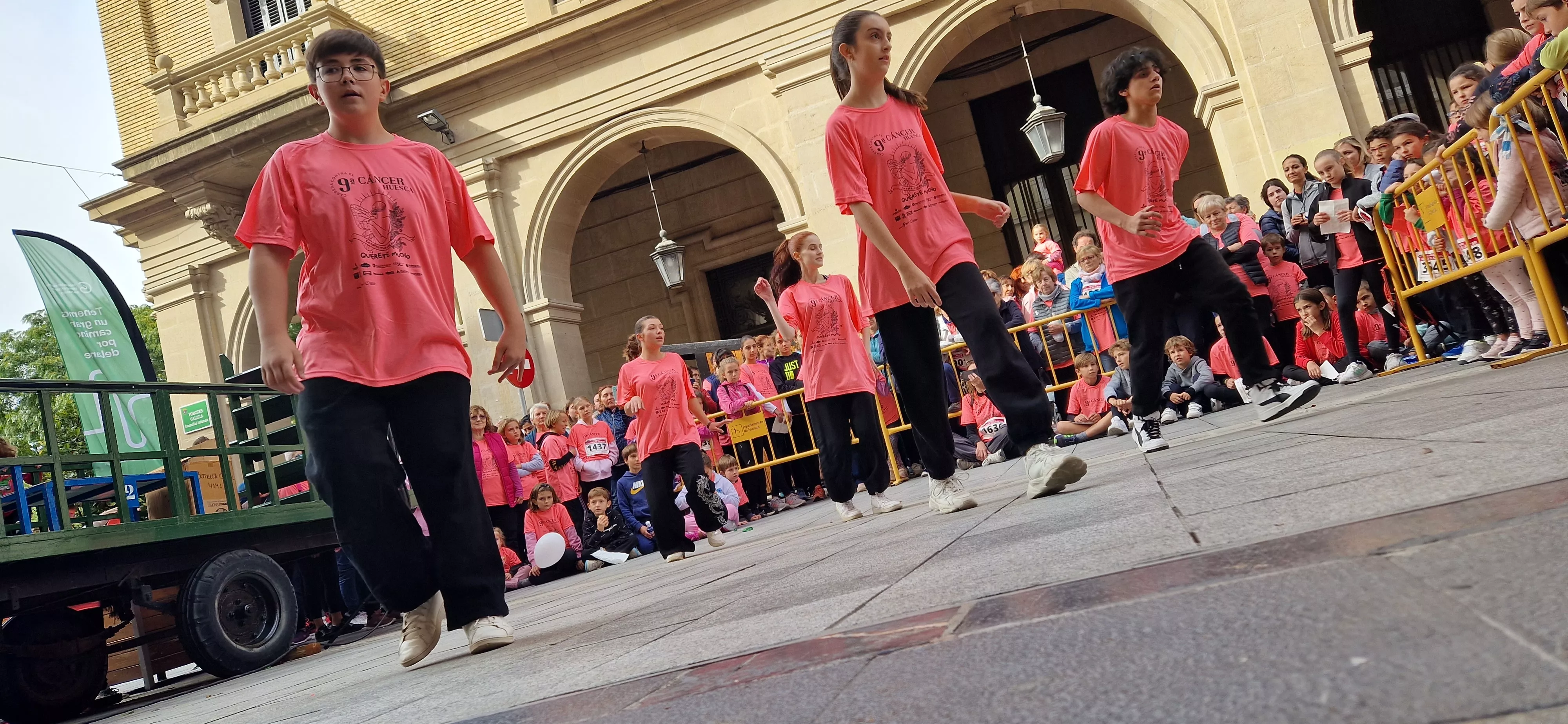 Baile para finalizar la IX Carrera Huesca Contra el Cáncer. Foto Myriam Martínez