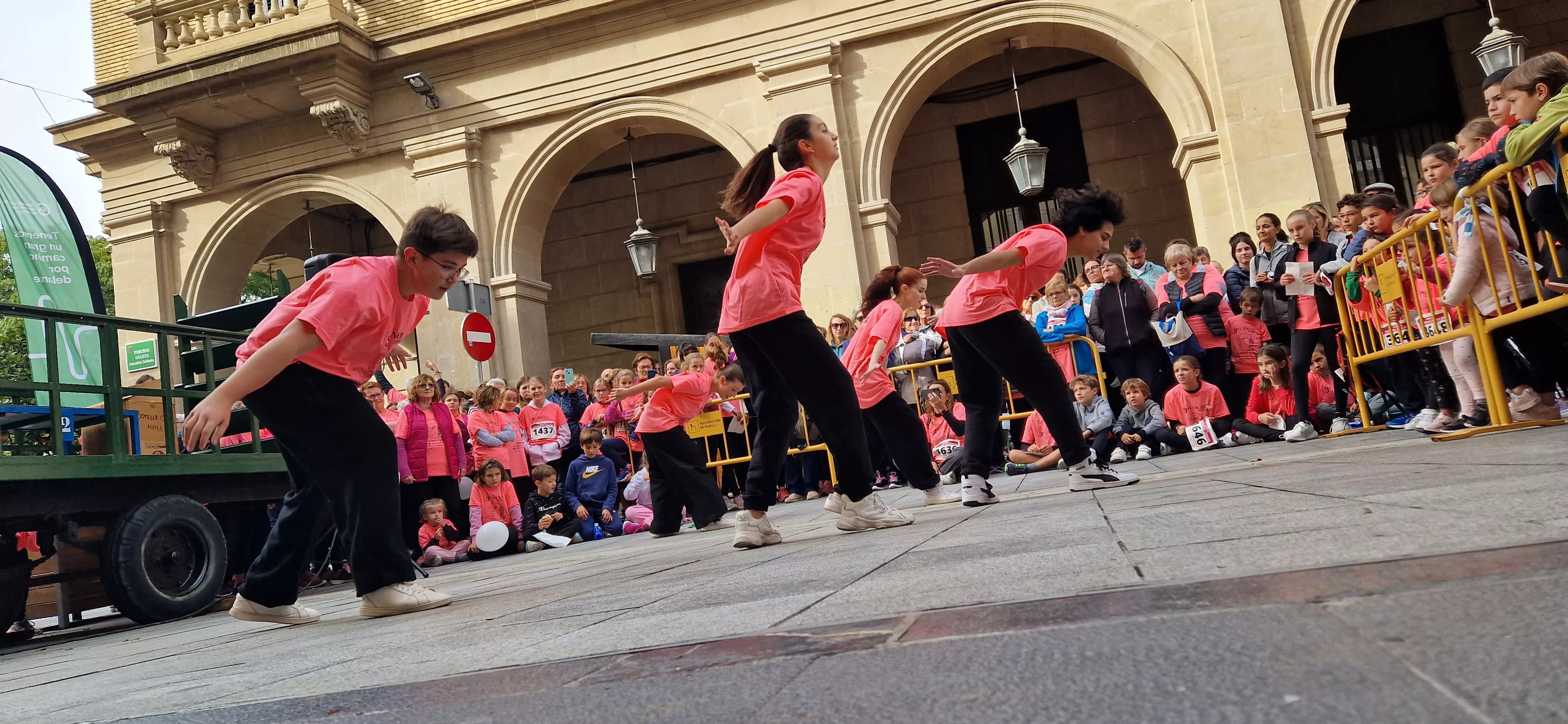 Baile para finalizar la IX Carrera Huesca Contra el Cáncer. Foto Myriam Martínez