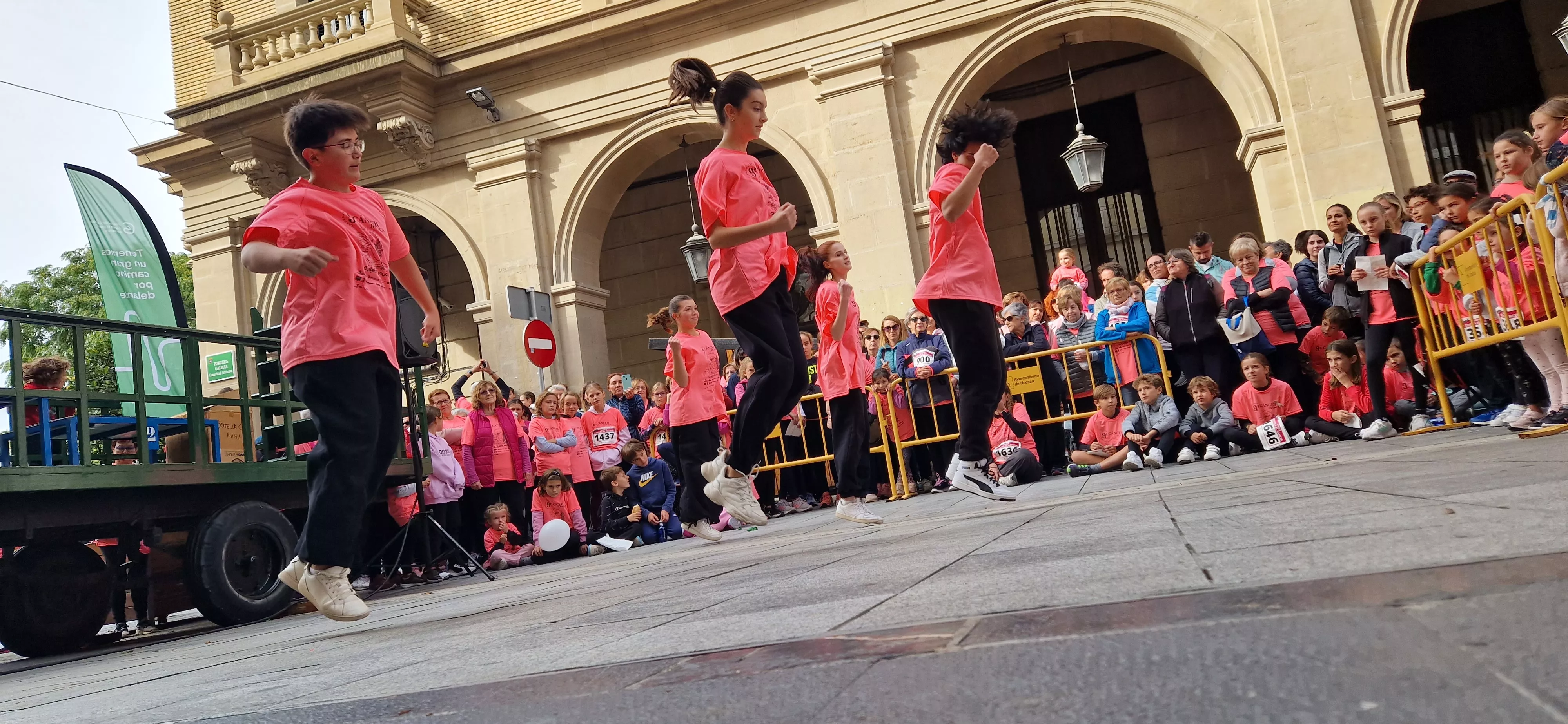 Baile para finalizar la IX Carrera Huesca Contra el Cáncer. Foto Myriam Martínez