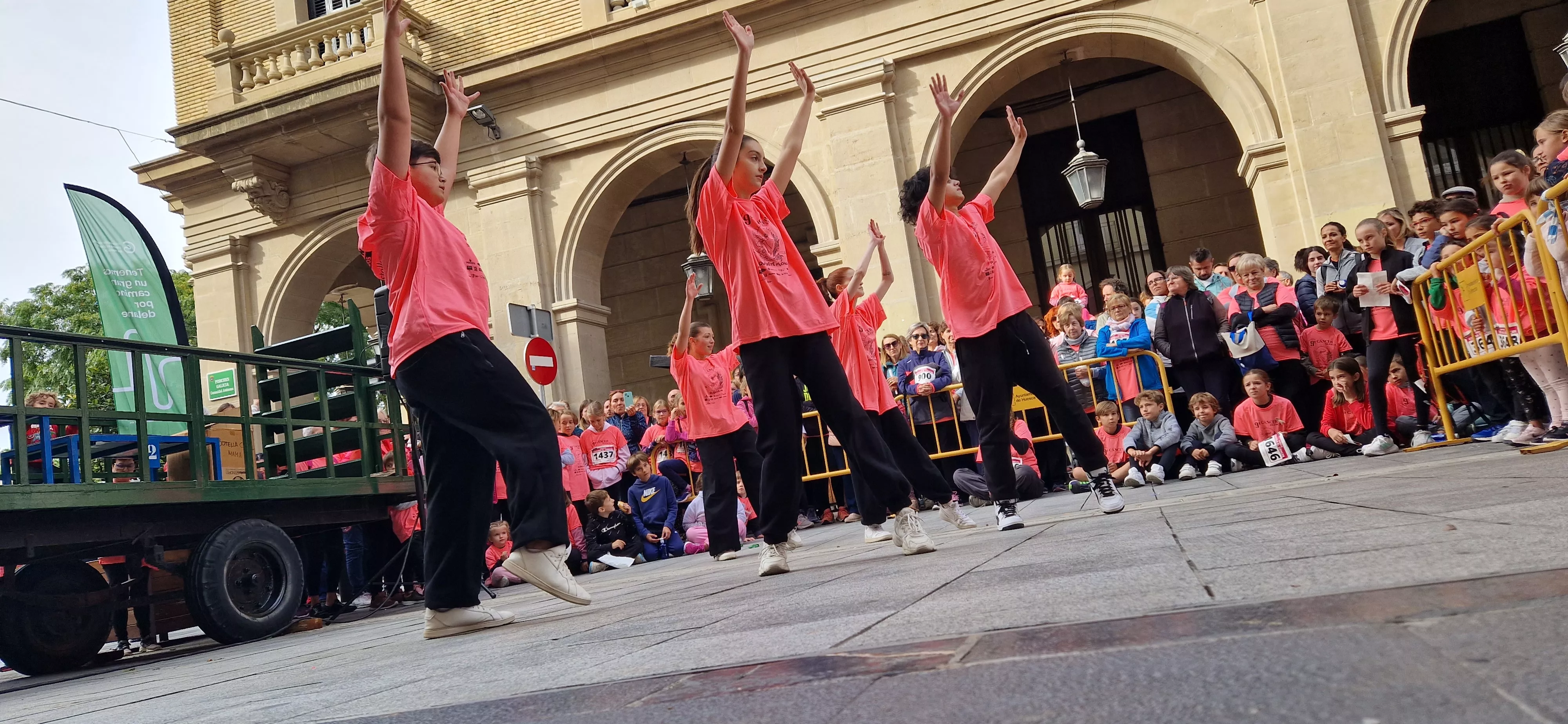 Baile para finalizar la IX Carrera Huesca Contra el Cáncer. Foto Myriam Martínez