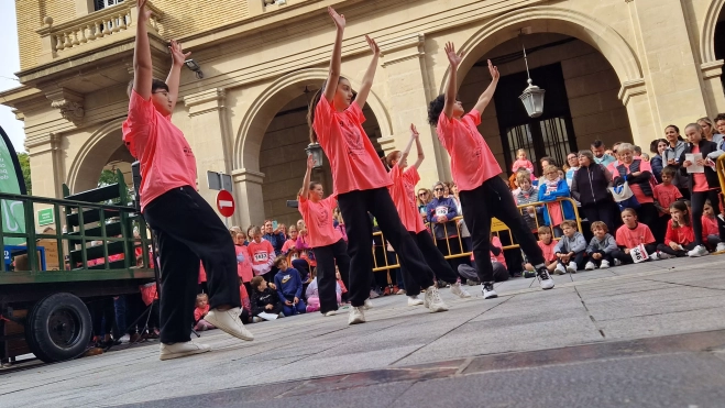Baile para finalizar la IX Carrera Huesca Contra el Cáncer. Foto Myriam Martínez Baile para finalizar la IX Carrera Huesca Contra el Cáncer. Foto Myriam Martínez