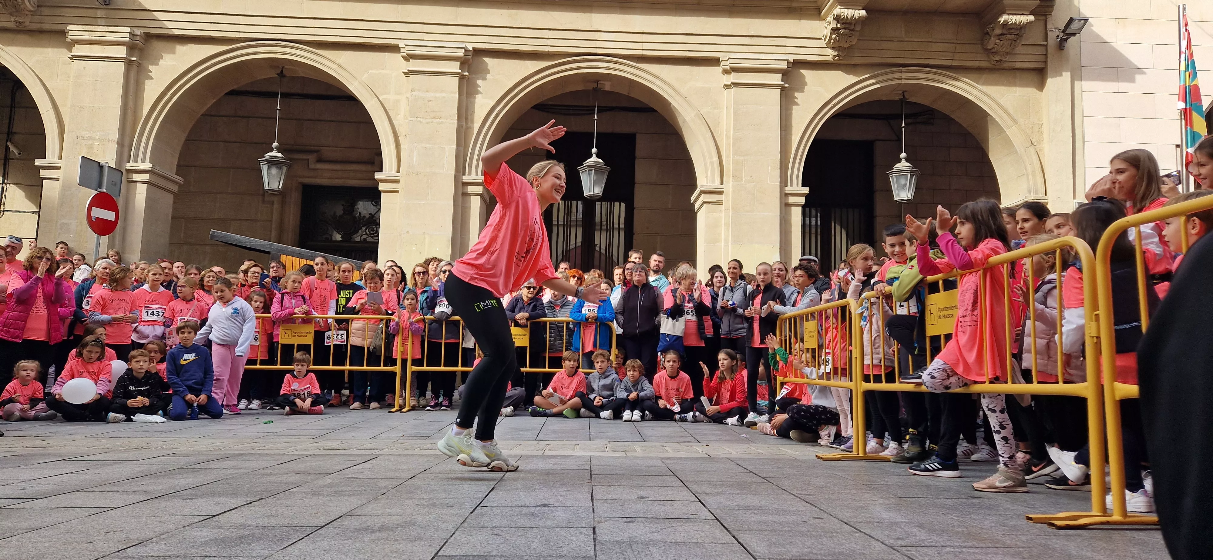 Baile para finalizar la IX Carrera Huesca Contra el Cáncer. Foto Myriam Martínez