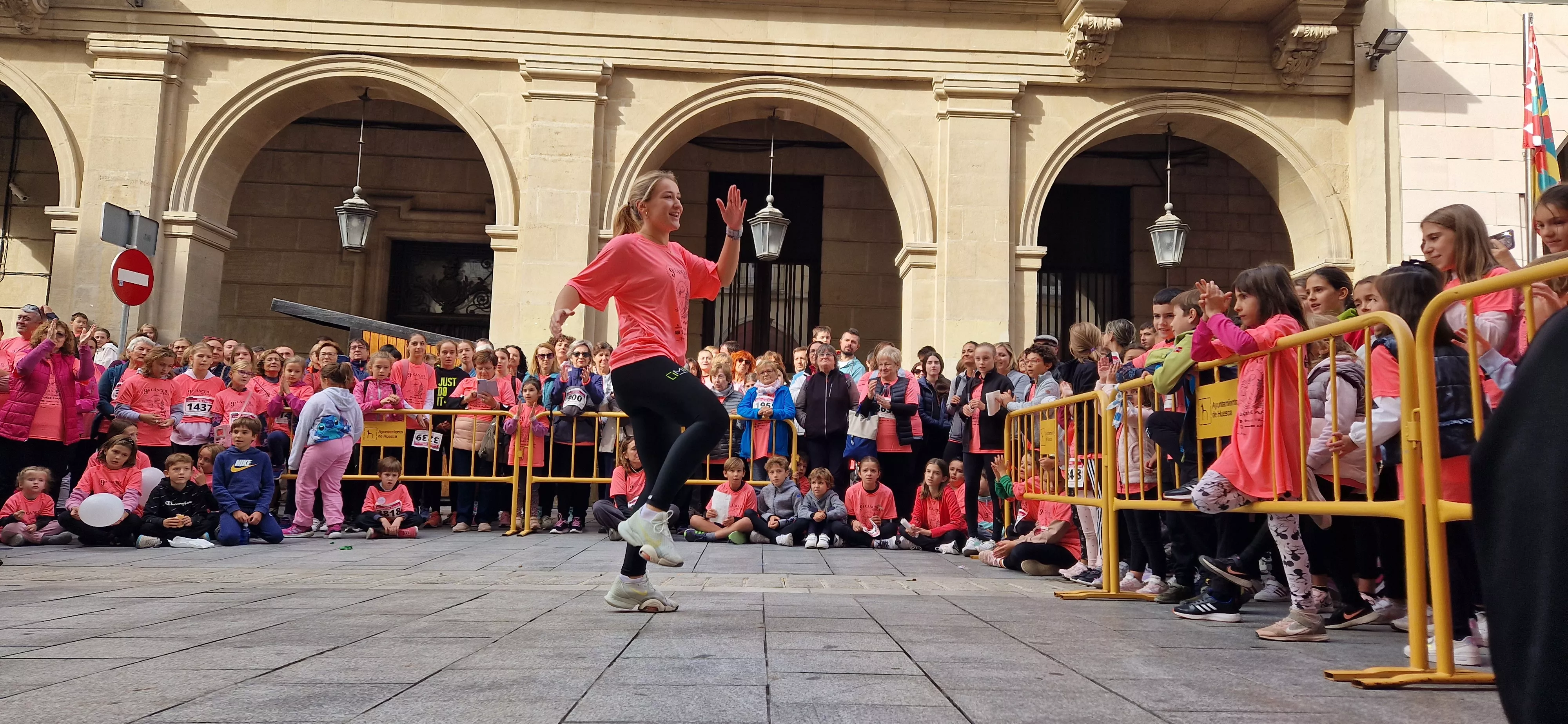 Baile para finalizar la IX Carrera Huesca Contra el Cáncer. Foto Myriam Martínez
