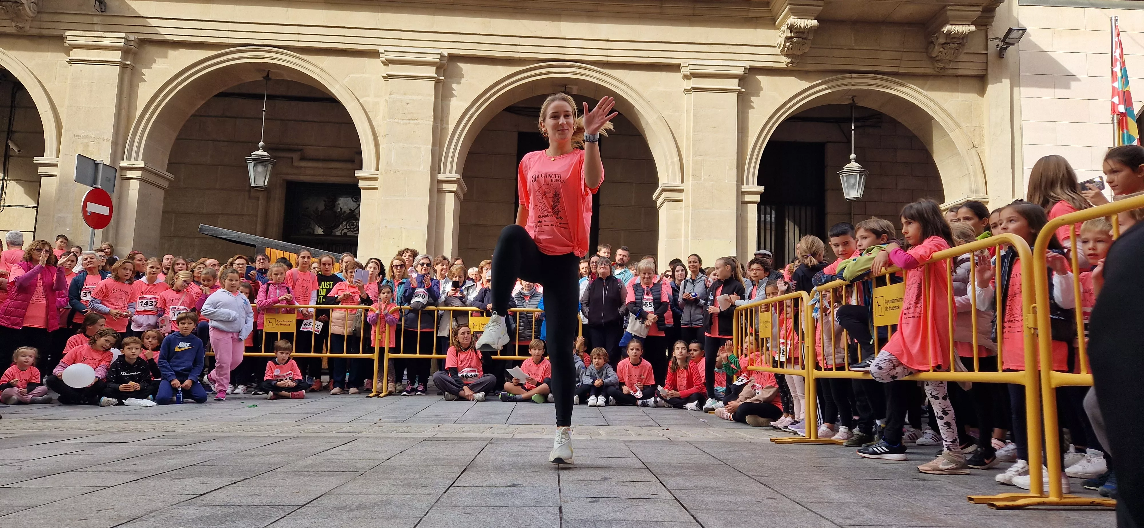 Baile para finalizar la IX Carrera Huesca Contra el Cáncer. Foto Myriam Martínez