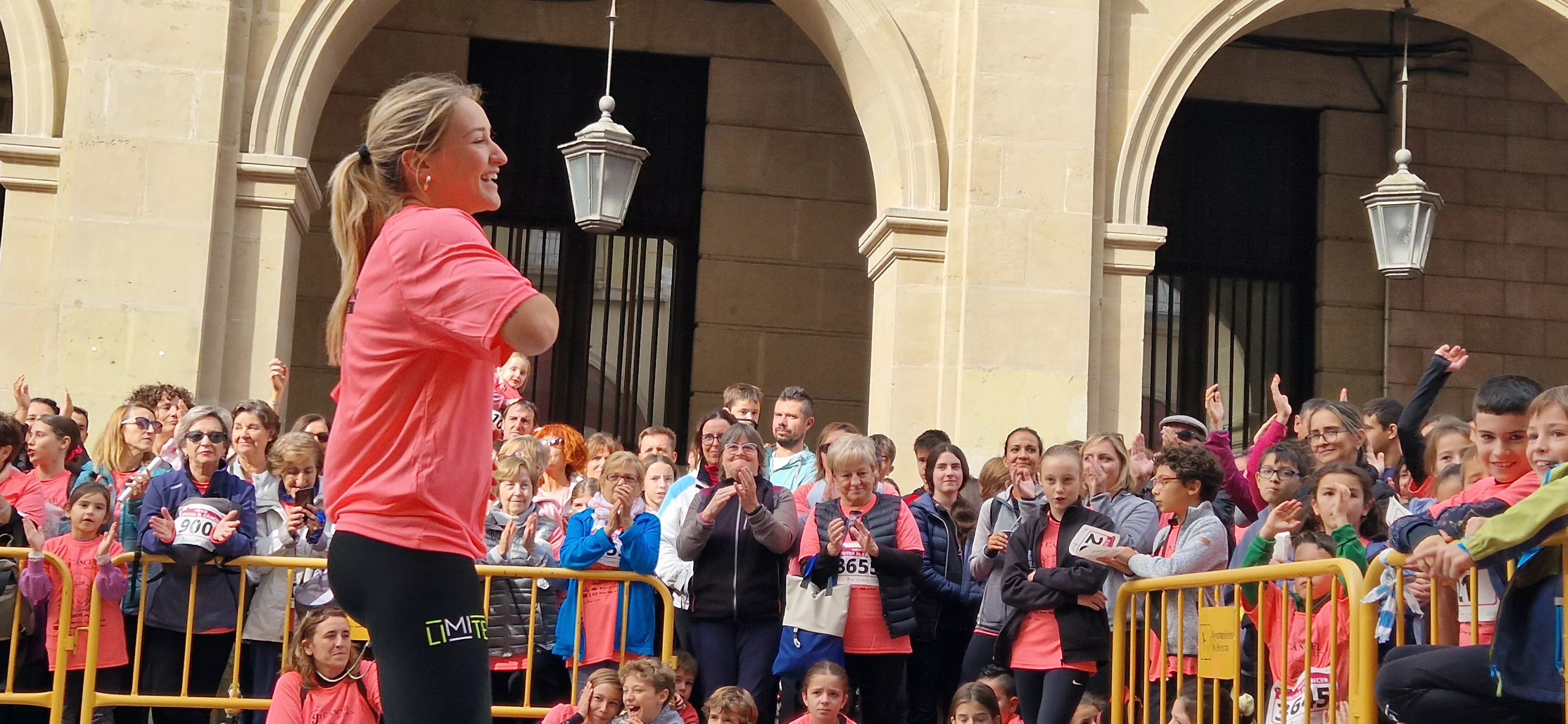 Baile para finalizar la IX Carrera Huesca Contra el Cáncer. Foto Myriam Martínez
