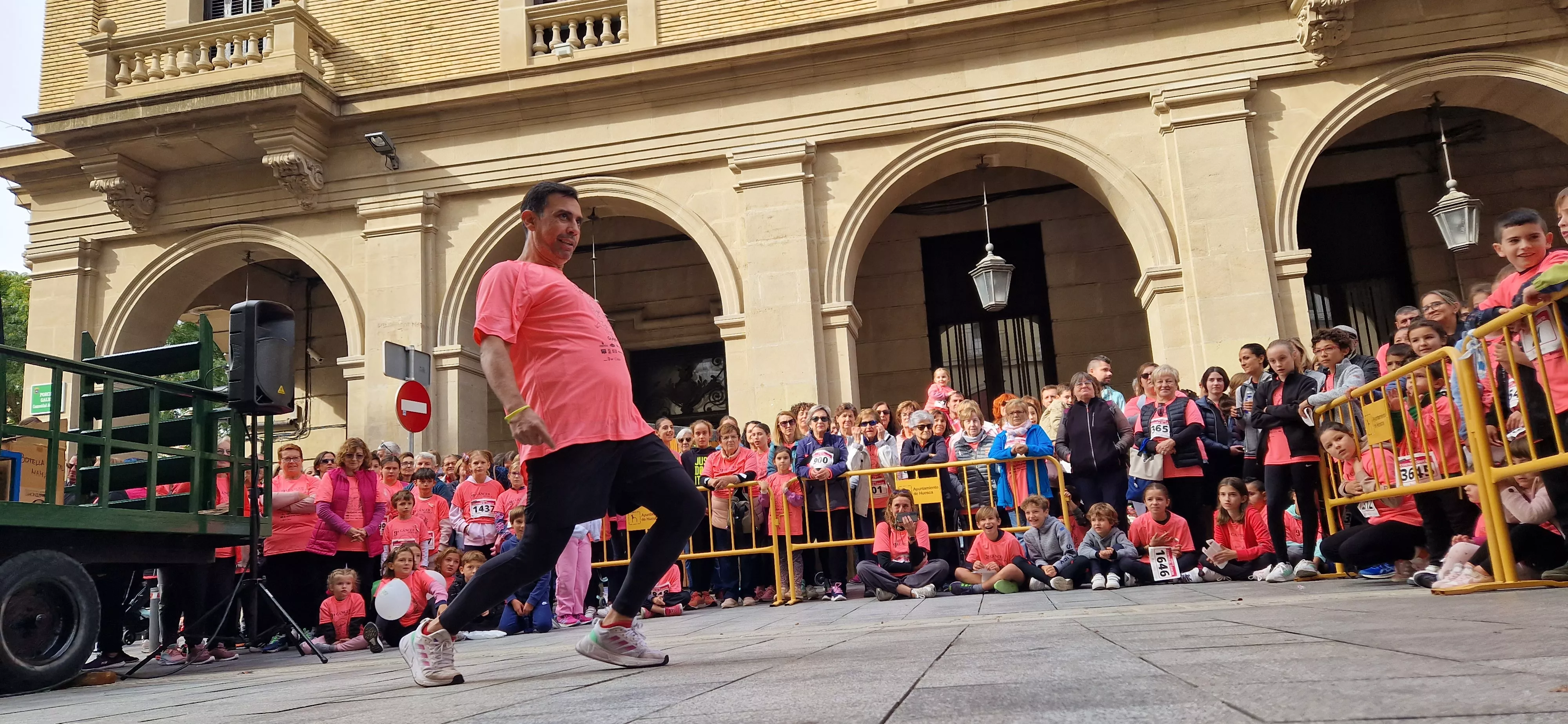 Baile para finalizar la IX Carrera Huesca Contra el Cáncer. Foto Myriam Martínez