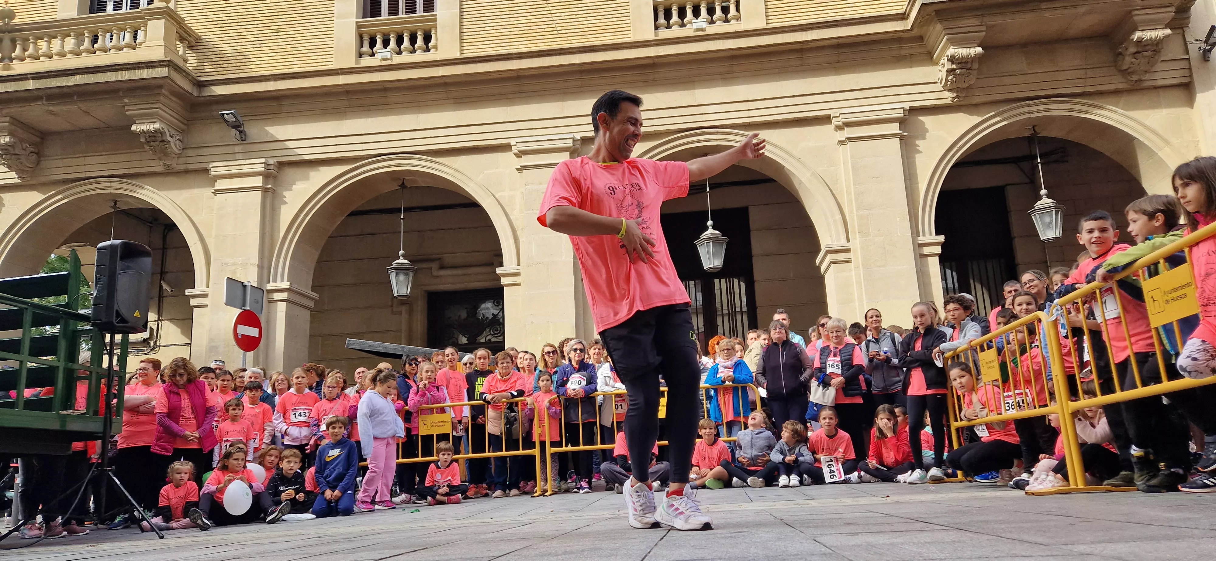Baile para finalizar la IX Carrera Huesca Contra el Cáncer. Foto Myriam Martínez