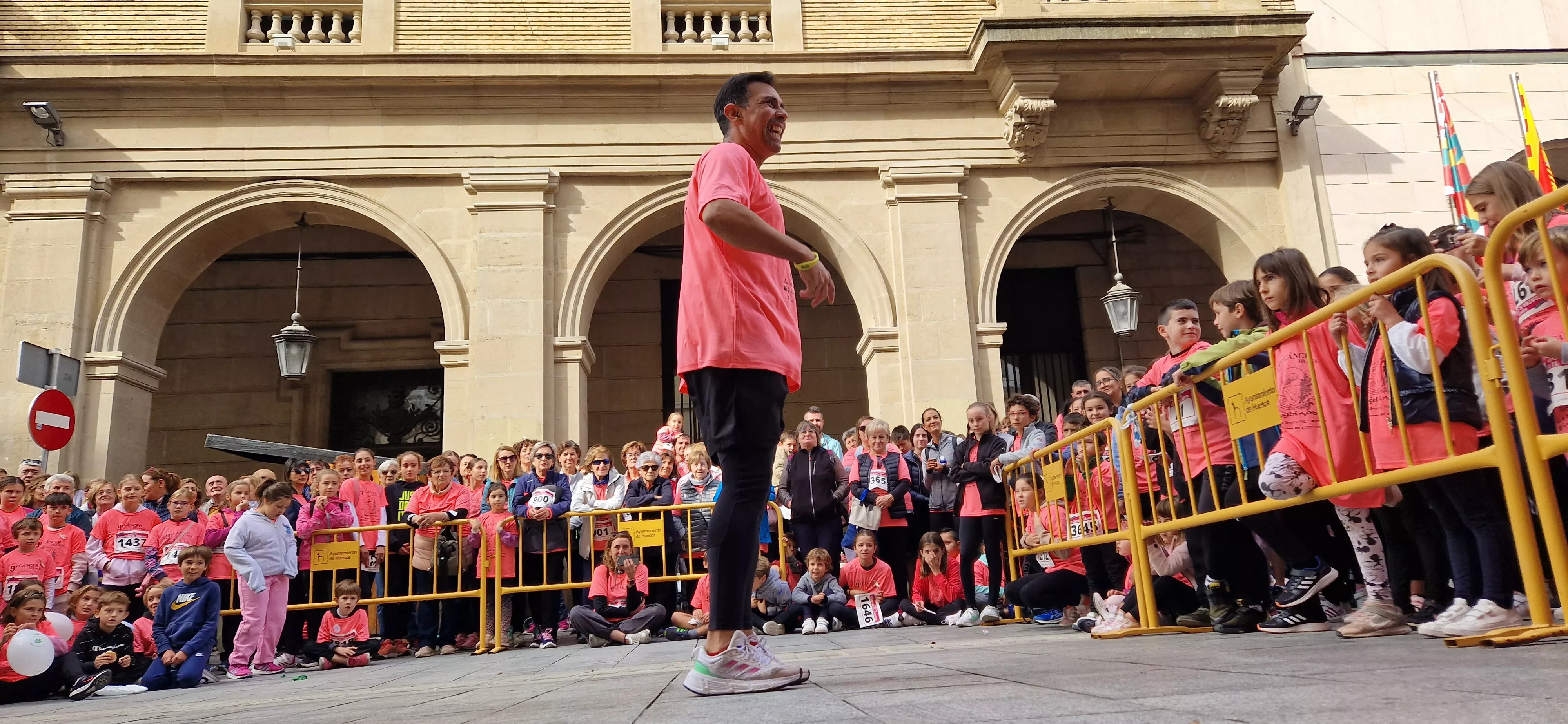 Baile para finalizar la IX Carrera Huesca Contra el Cáncer. Foto Myriam Martínez