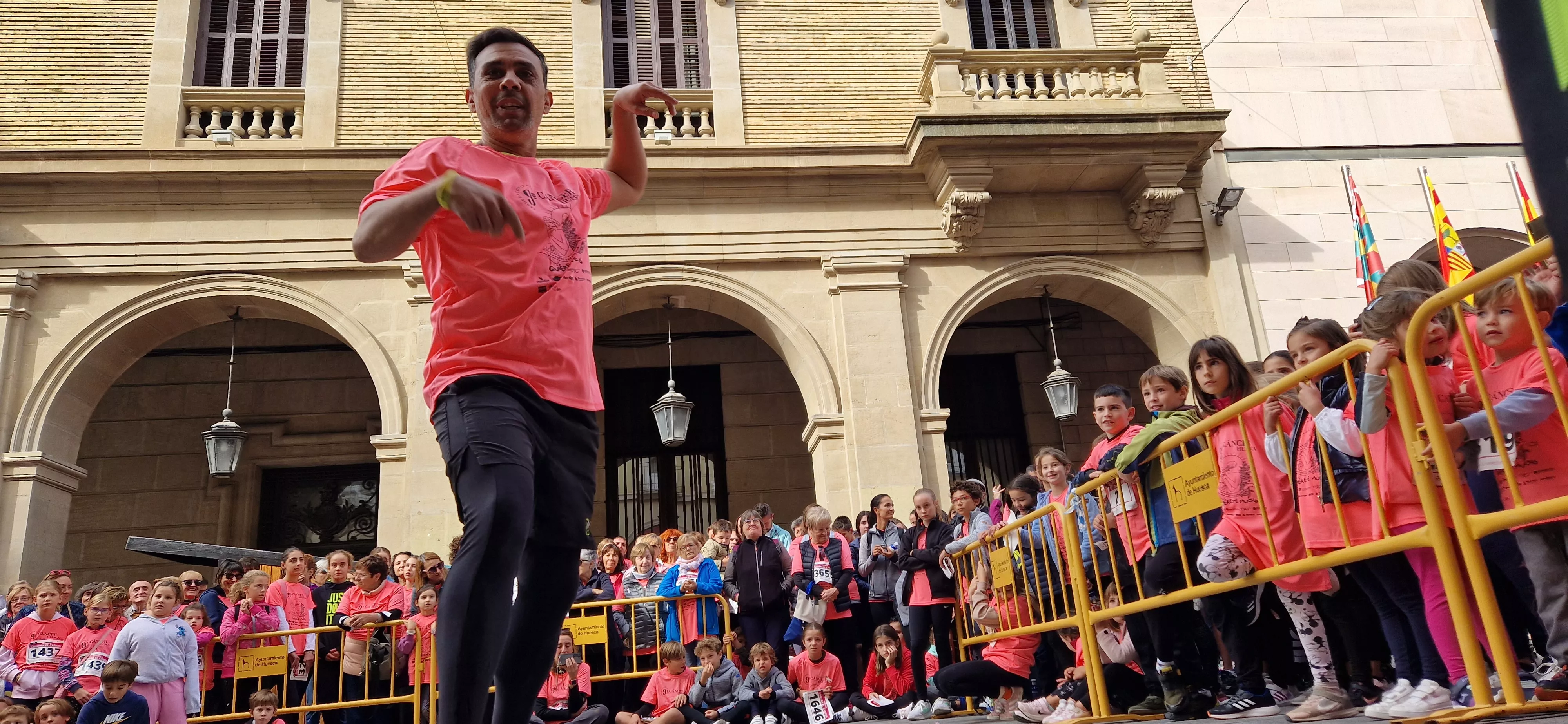 Baile para finalizar la IX Carrera Huesca Contra el Cáncer. Foto Myriam Martínez