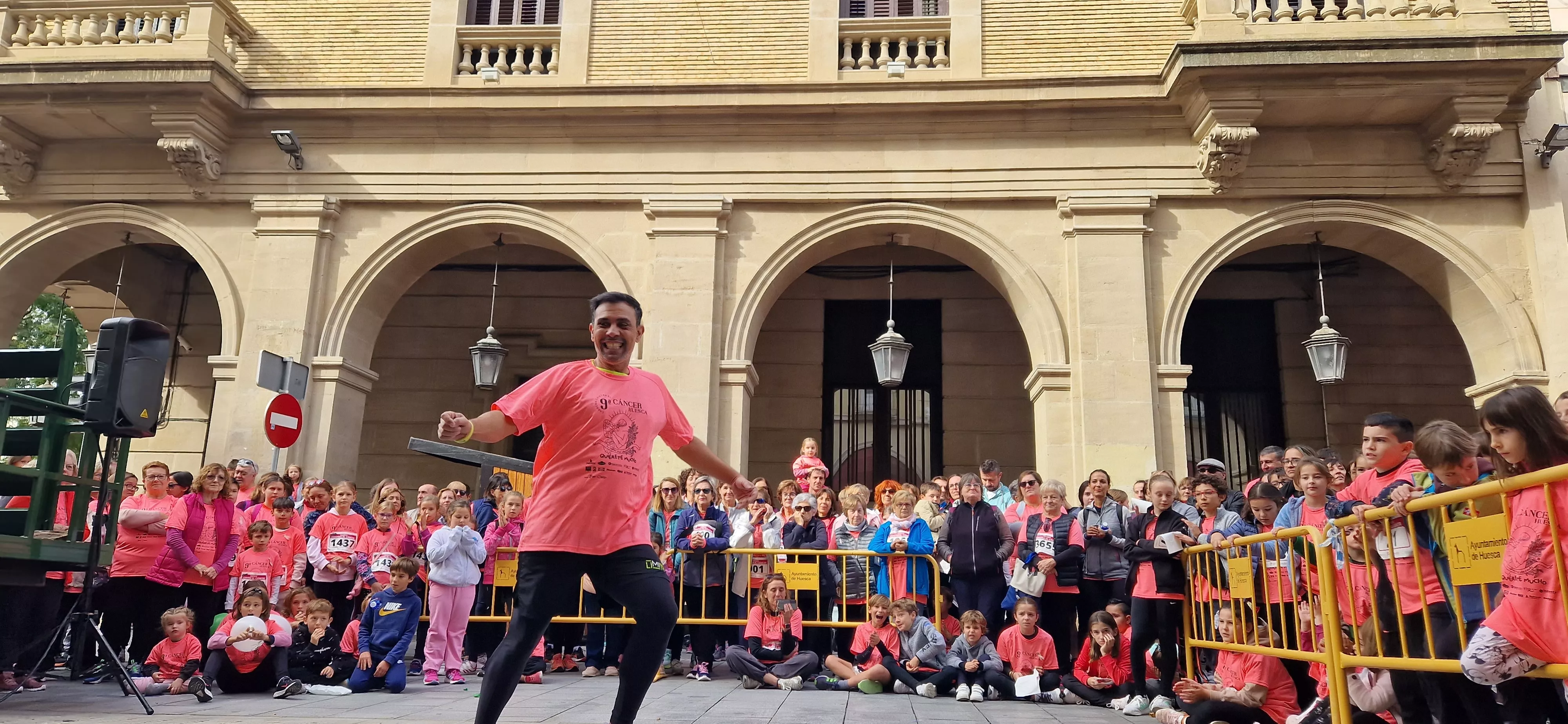 Baile para finalizar la IX Carrera Huesca Contra el Cáncer. Foto Myriam Martínez