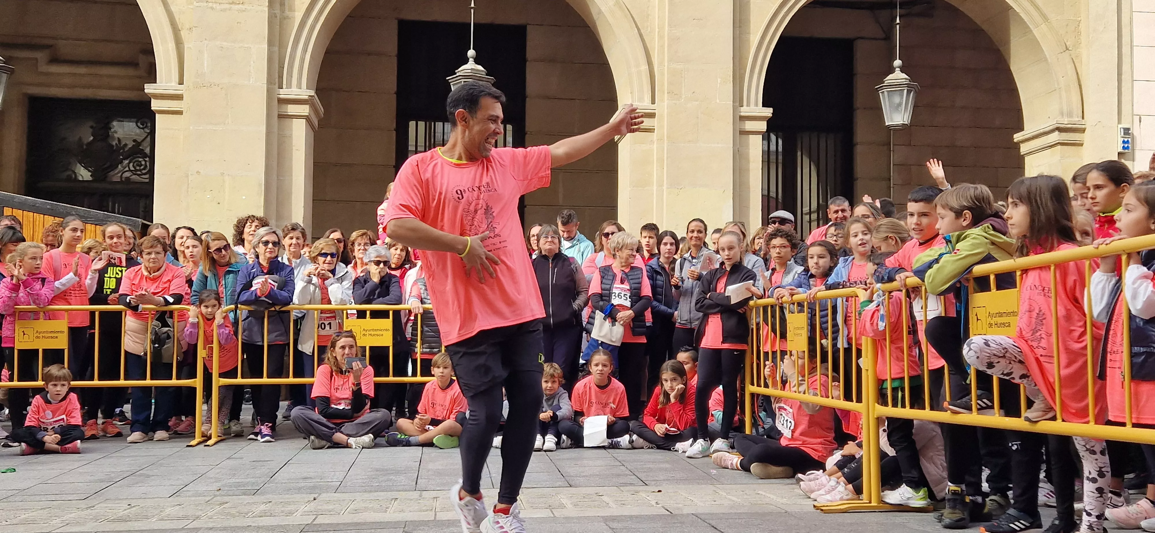 Baile para finalizar la IX Carrera Huesca Contra el Cáncer. Foto Myriam Martínez