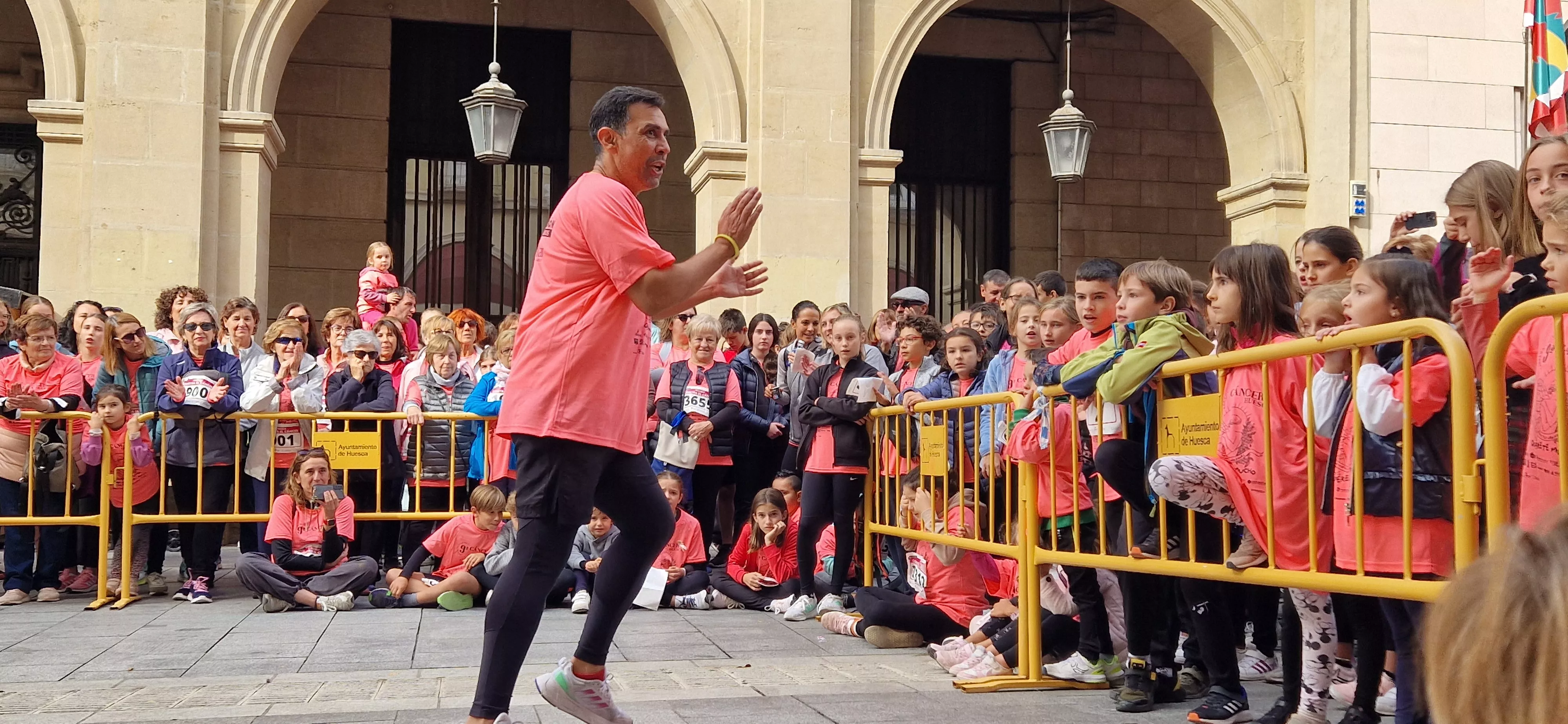 Baile para finalizar la IX Carrera Huesca Contra el Cáncer. Foto Myriam Martínez