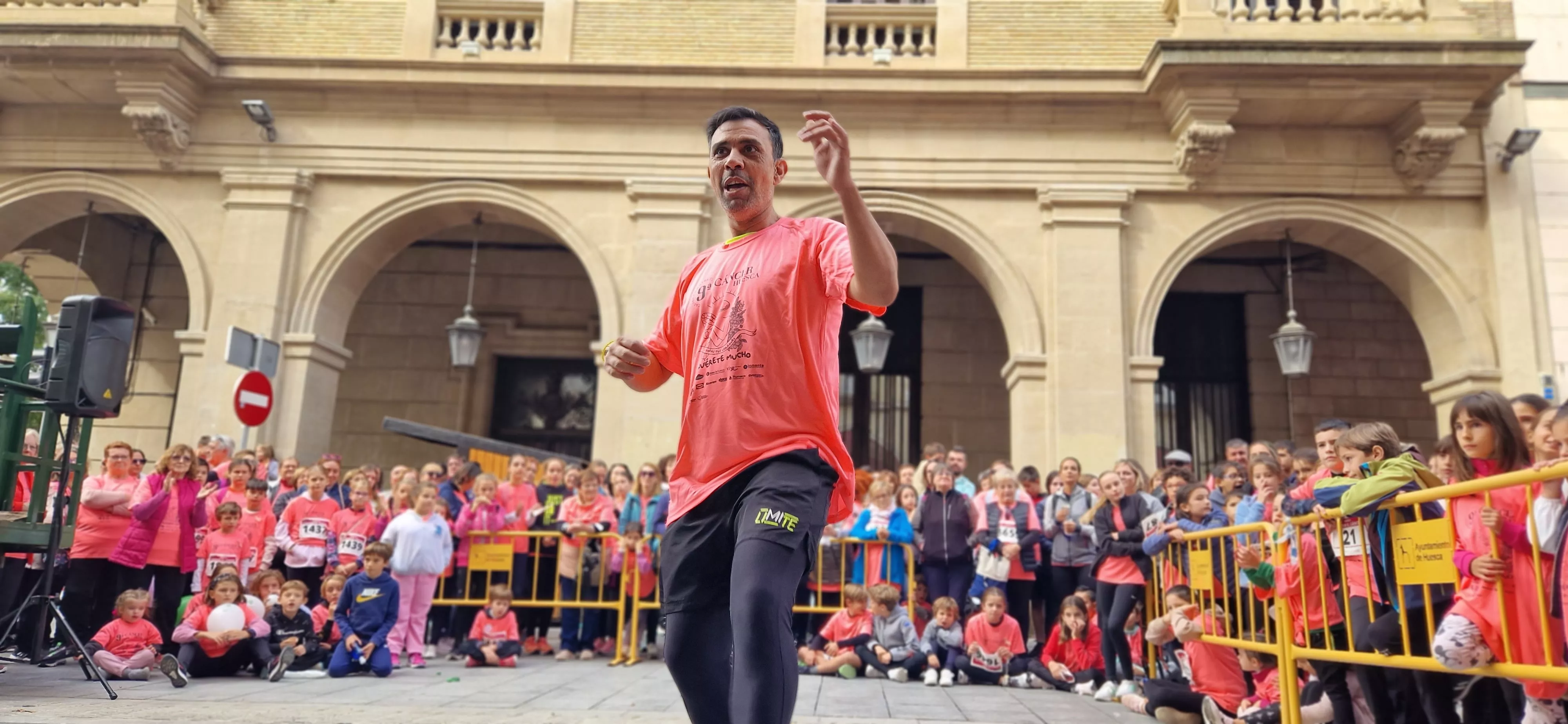 Baile para finalizar la IX Carrera Huesca Contra el Cáncer. Foto Myriam Martínez