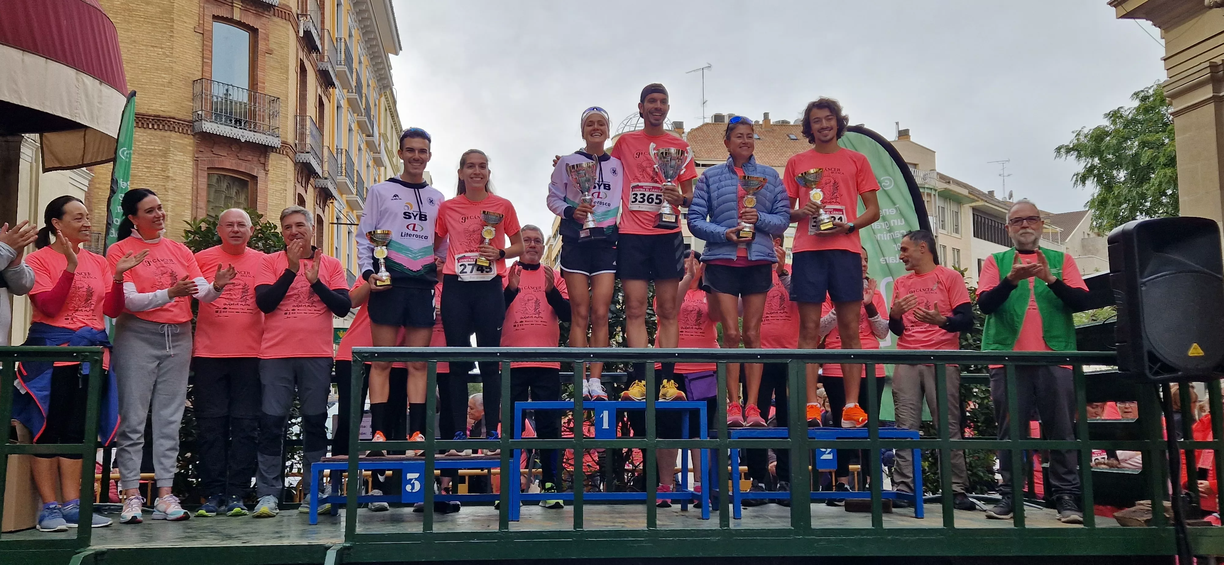 Los ganadores de la IX Carrera Huesca Contra el Cáncer. Foto Myriam Martínez